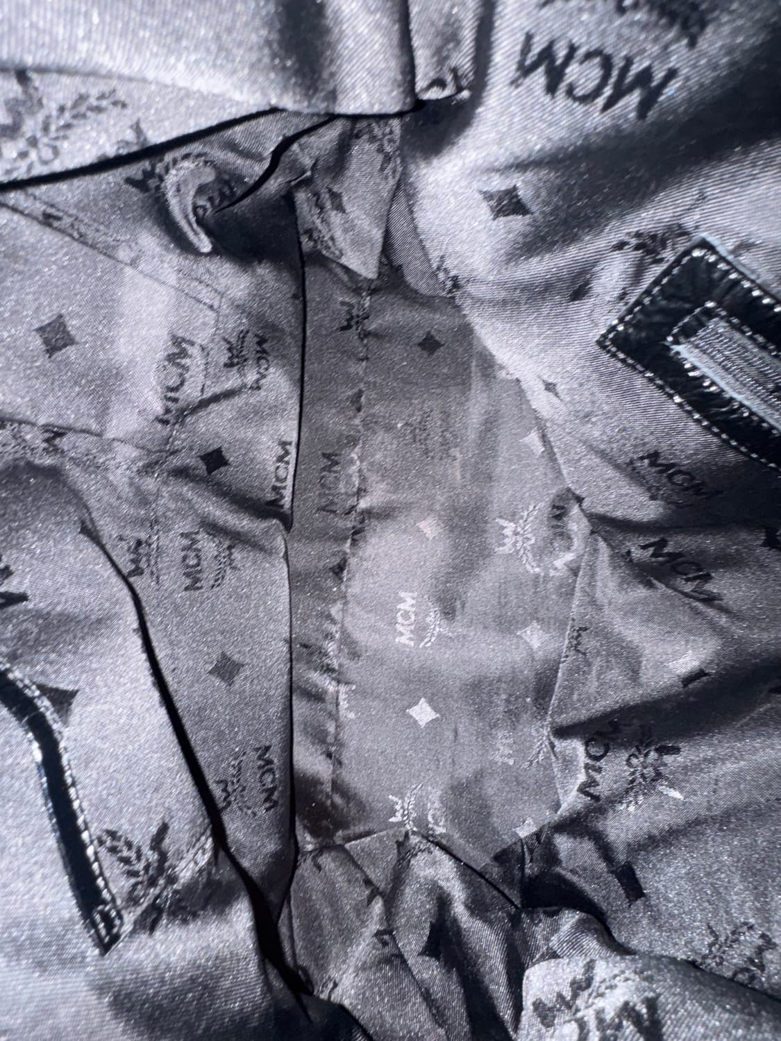 MCM 유광레더 숄더백 크로스백 블랙 상품이미지6