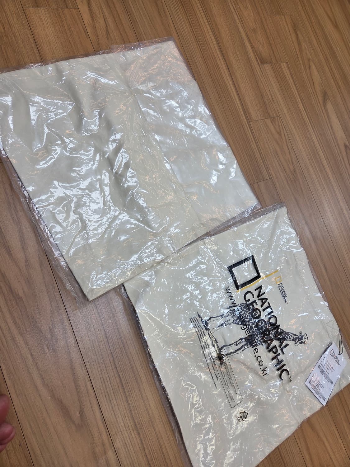 미개봉 상태의 내셔널지오그래픽 에코백입니다. 품번은 N205ATO900이 상품이미지3