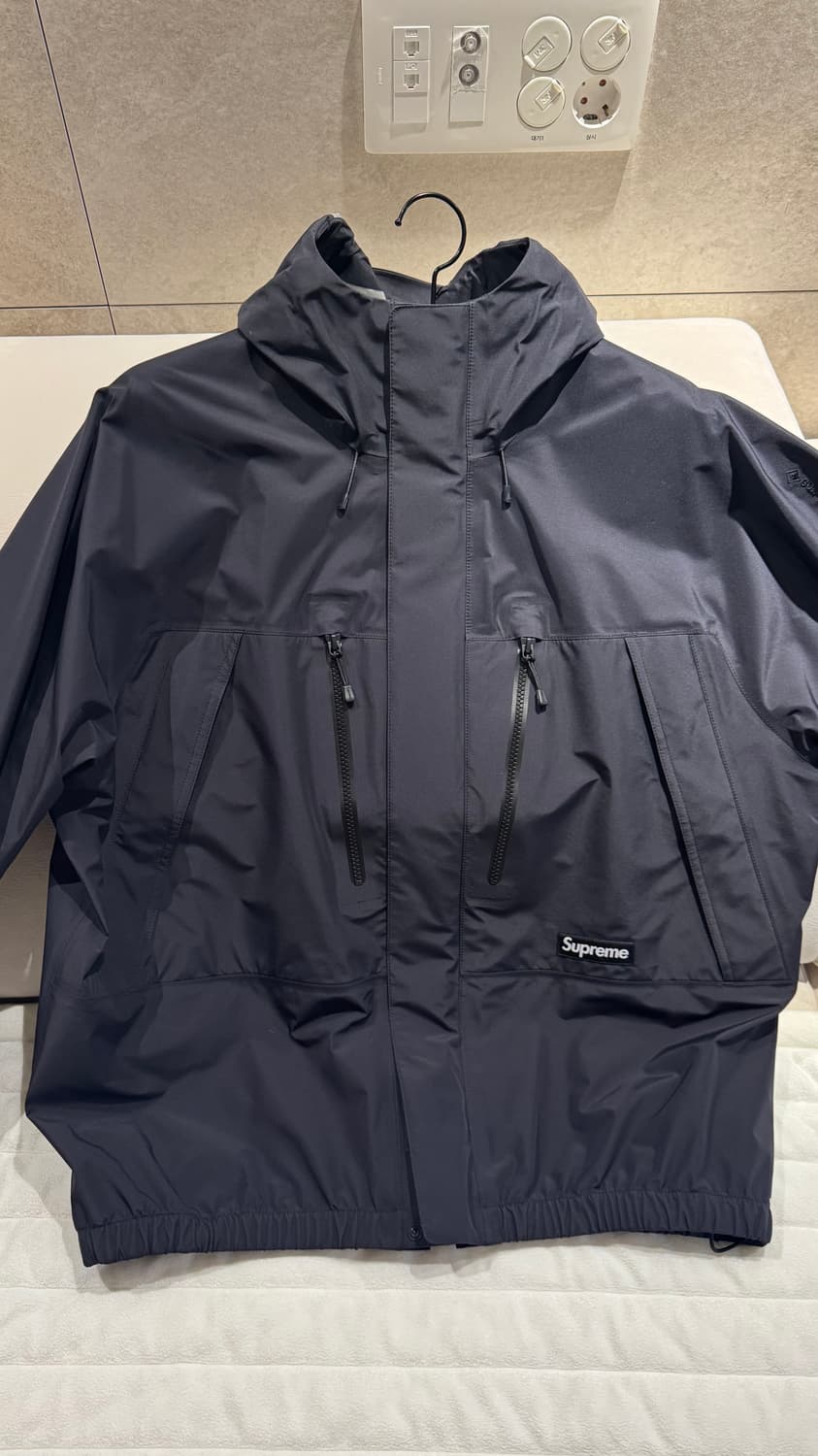 슈프림 고어텍스 테이프드 심 쉘 자켓 블랙 상품이미지1