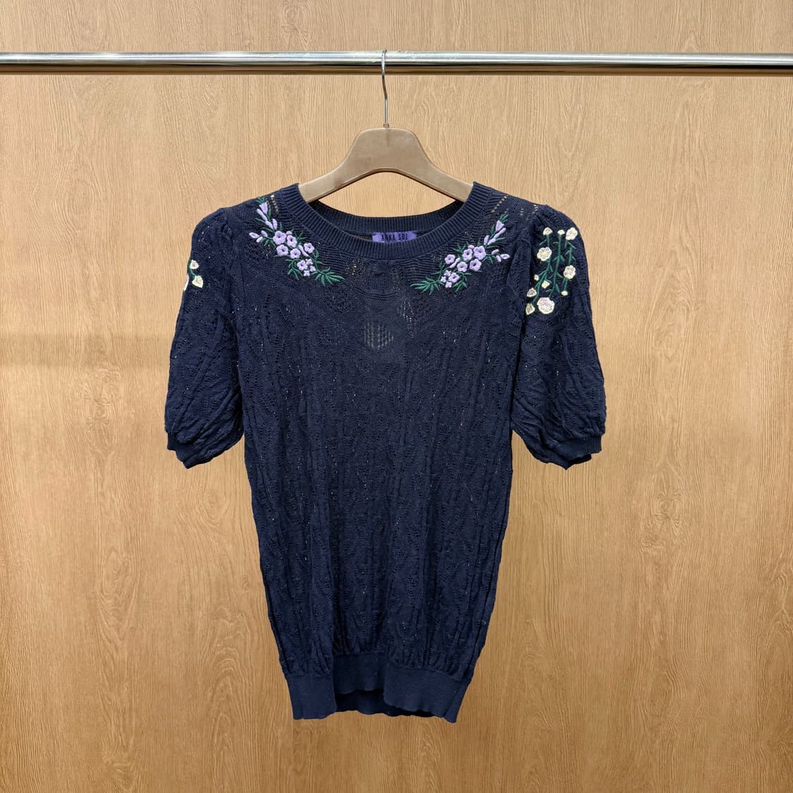 안나수이 퍼프 소매 반팔 니트 시스루 짜임 플라워 자수 디테일 네이비 상품이미지2