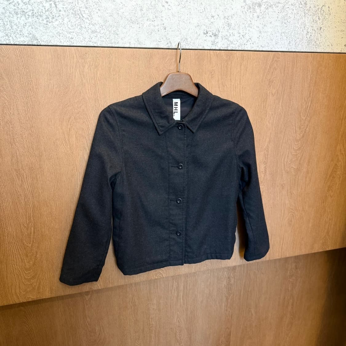 마가렛 호웰 코튼 자켓 버튼 클로징 카라넥 디테일 레귤러핏 블랙 상품이미지1