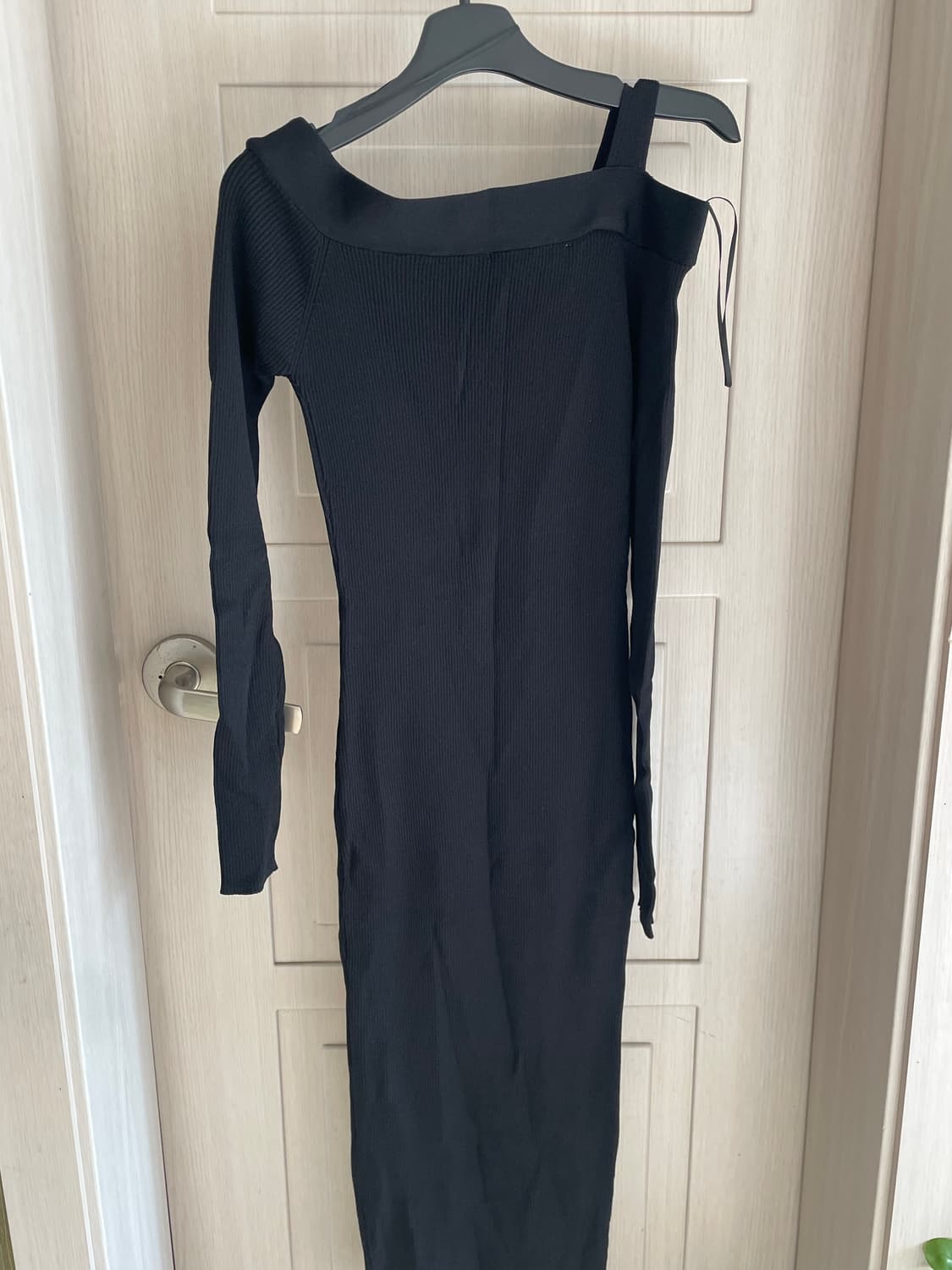 [자라] 블랙 언밸런스 오프숄더 니트 롱 원피스(연말룩 추천) 상품이미지5