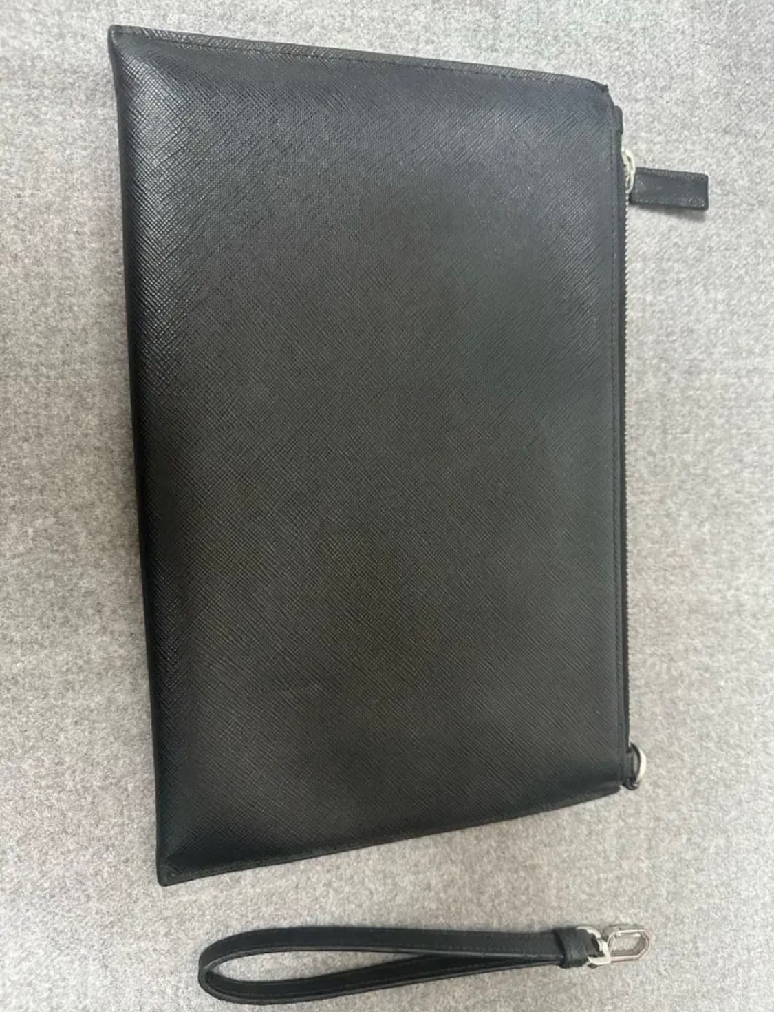 프라다 블랙 사피아노 클러치 백 상품이미지2