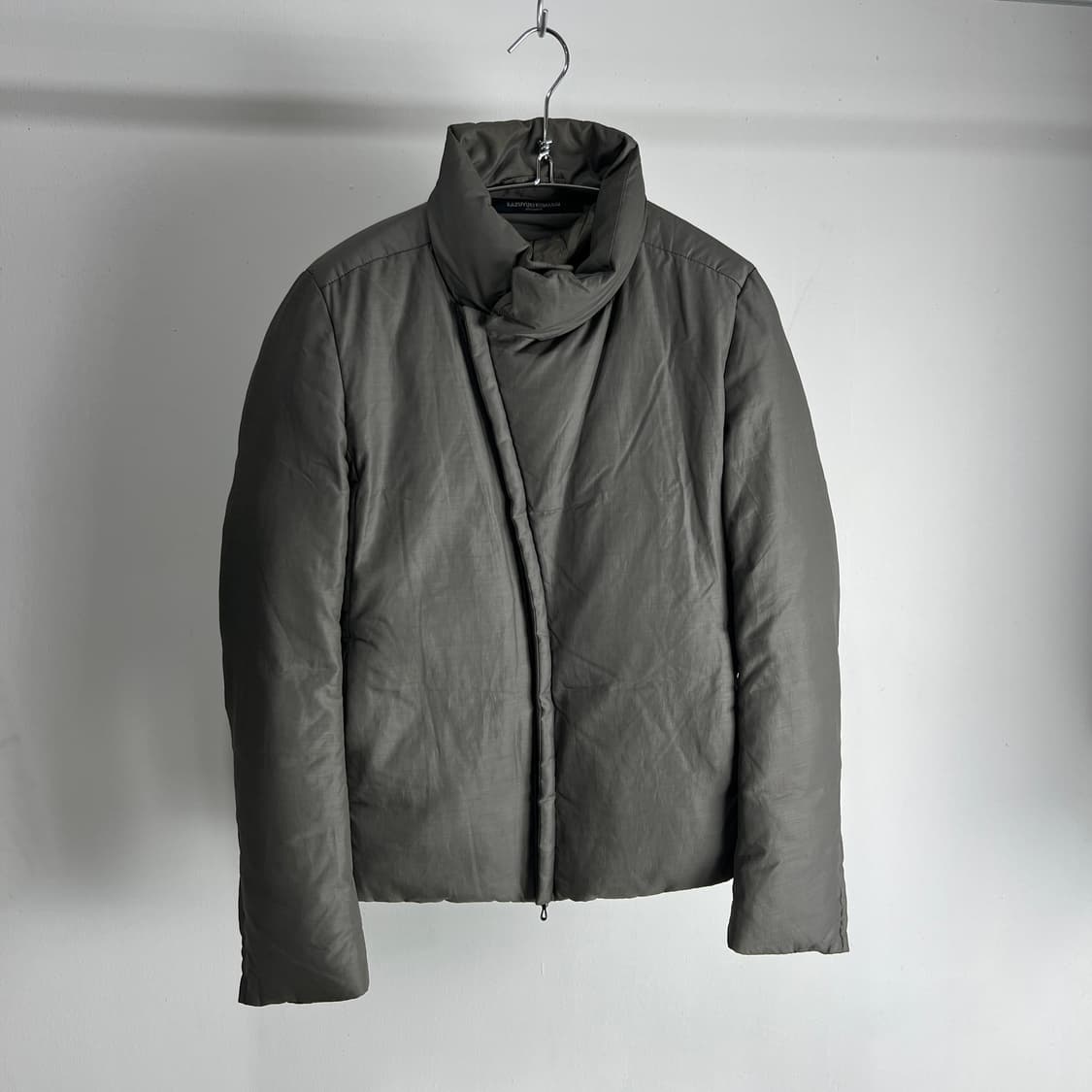 카즈유키 쿠마가이 어태치먼트 사선 집업 다운 자켓 카키 그레이 상품이미지6