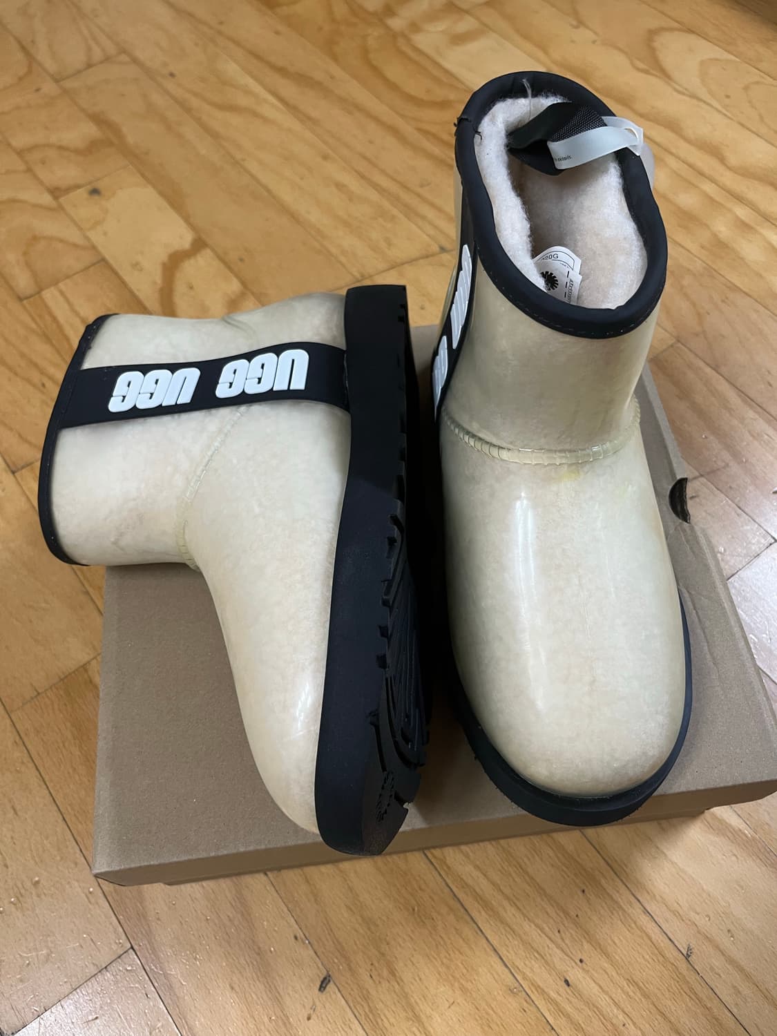 (새상품) 어그 클래식 클리어 미니 부츠 네츄럴 블랙 230 상품이미지2