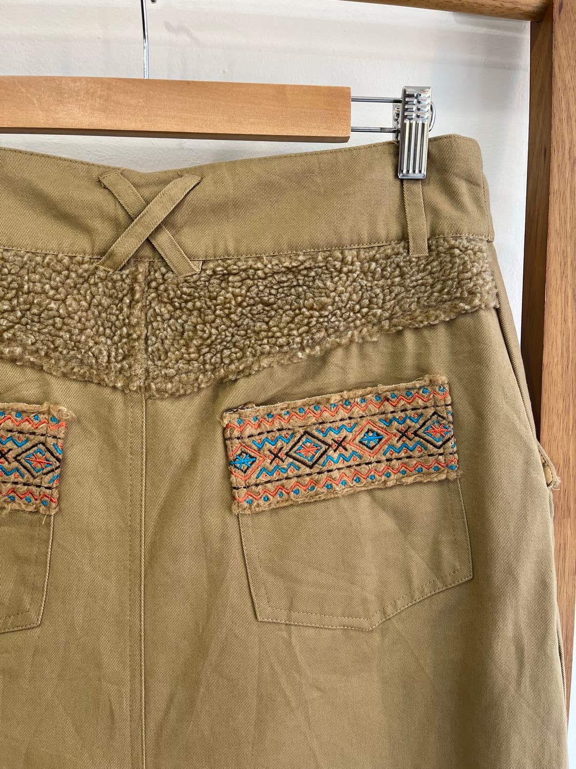 티티카카(TITICACA) 에스닉 자수 보아 서스펜더 롱스커트 상품이미지5