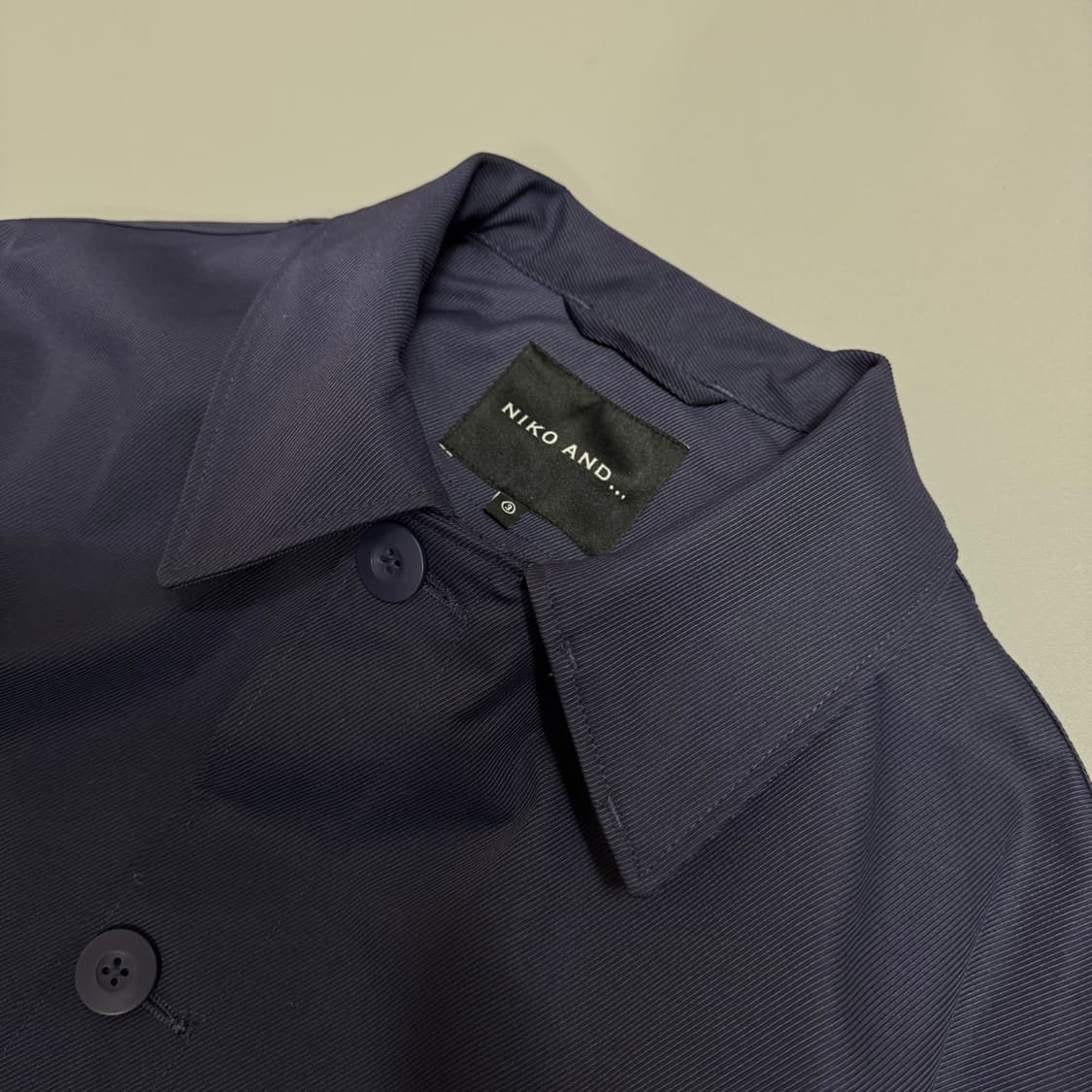니코앤드(niko and...) 네이비컬러 빅실루엣 유로 밀리터리 코트 상품이미지3