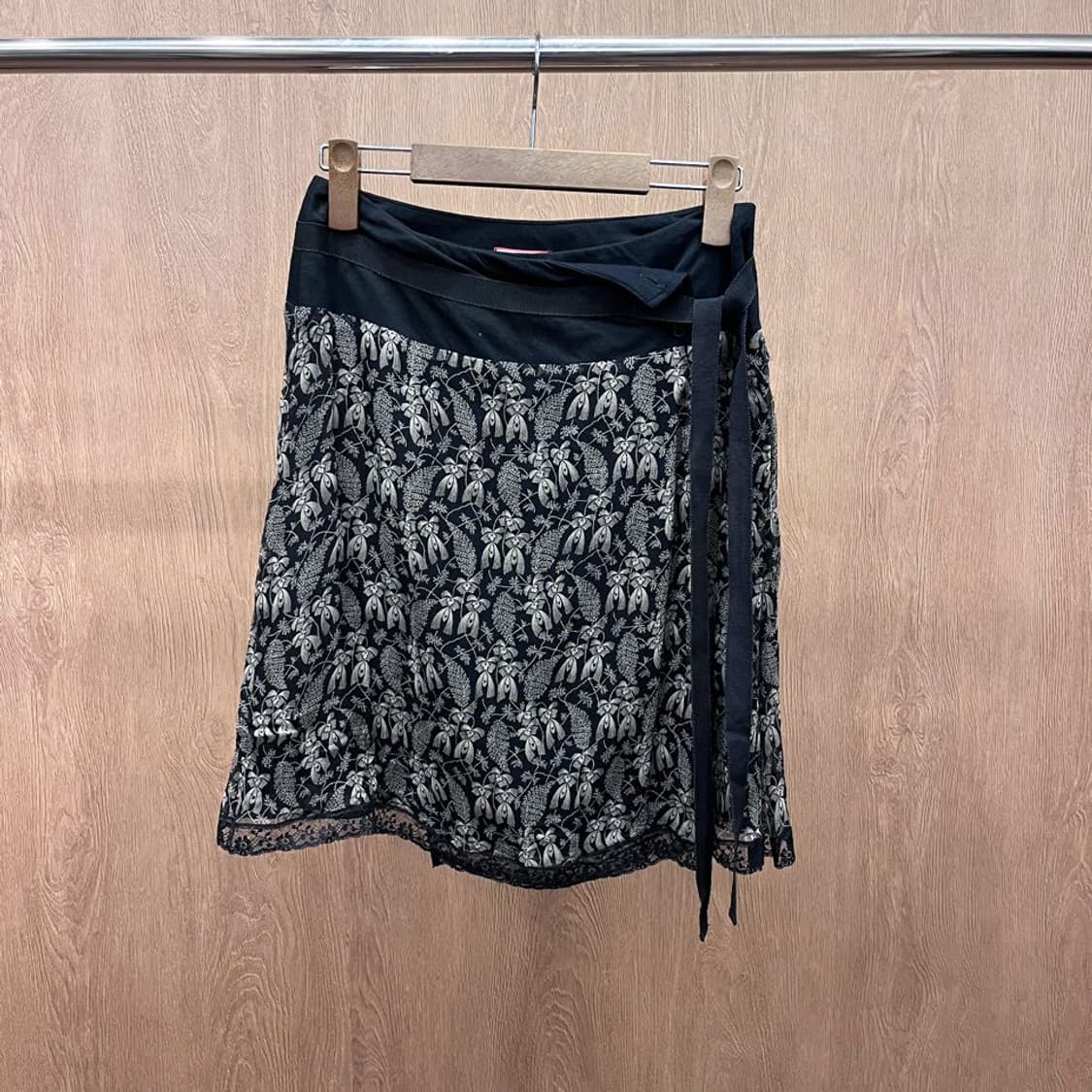 막스앤코 랩 스커트 레이스 포인트 리프 패턴 디테일 A라인 블랙 상품이미지2