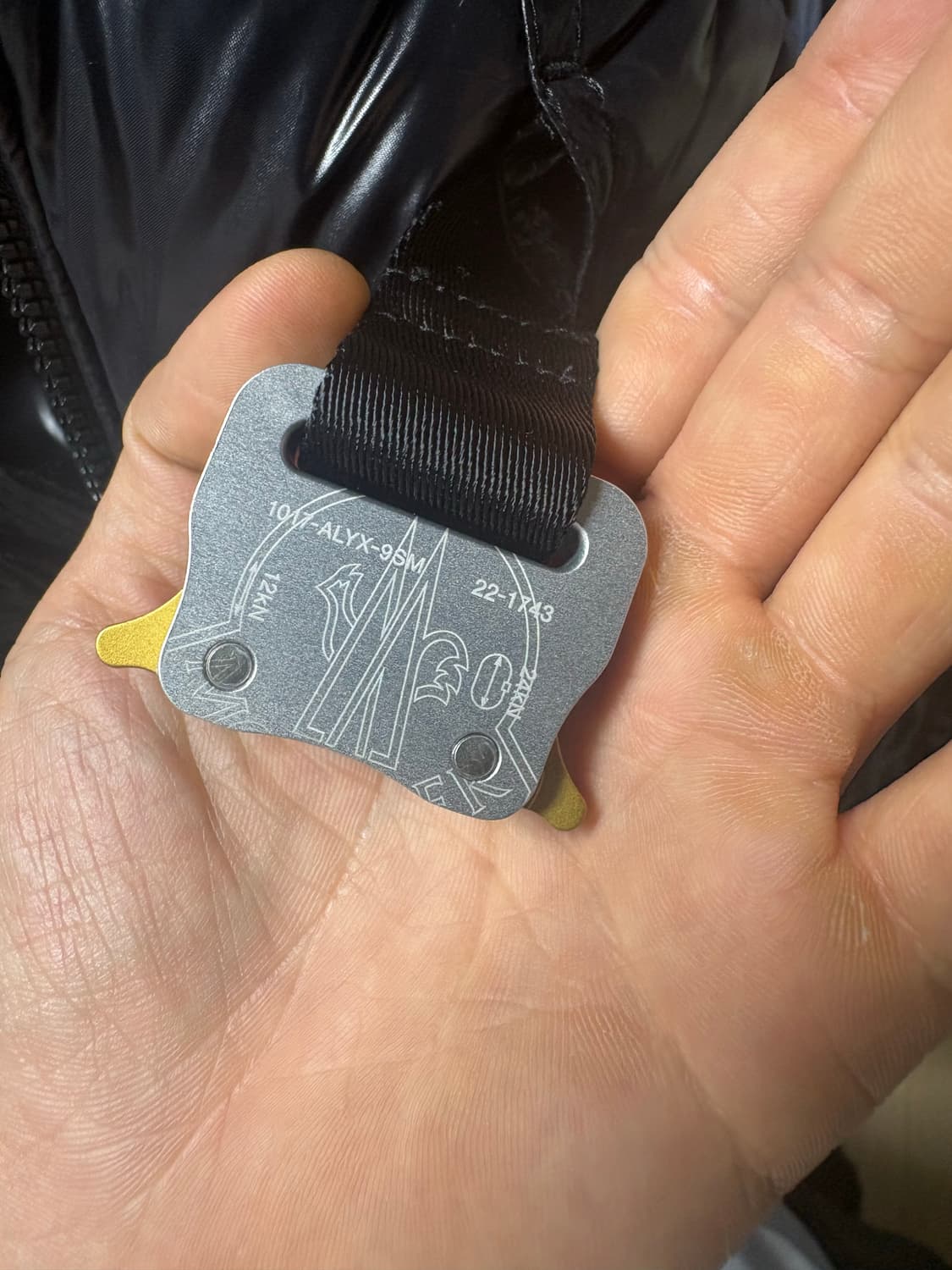 몽클레어 알릭스 알몬디 쇼트 다운 자켓 샤이니 블랙 상품이미지5