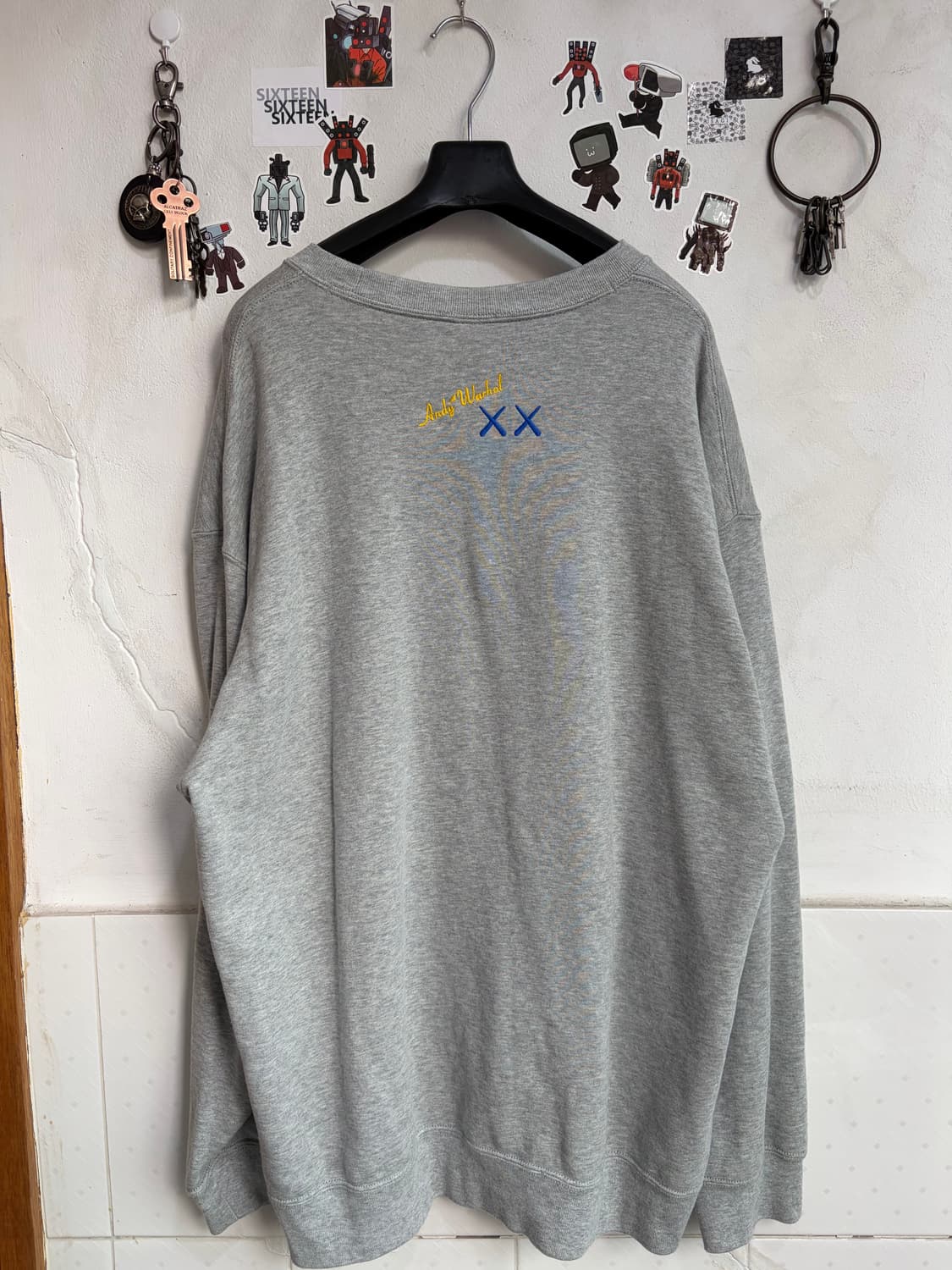 유니클로 UT KAWS 맨투맨 XXL 회색 상품이미지2