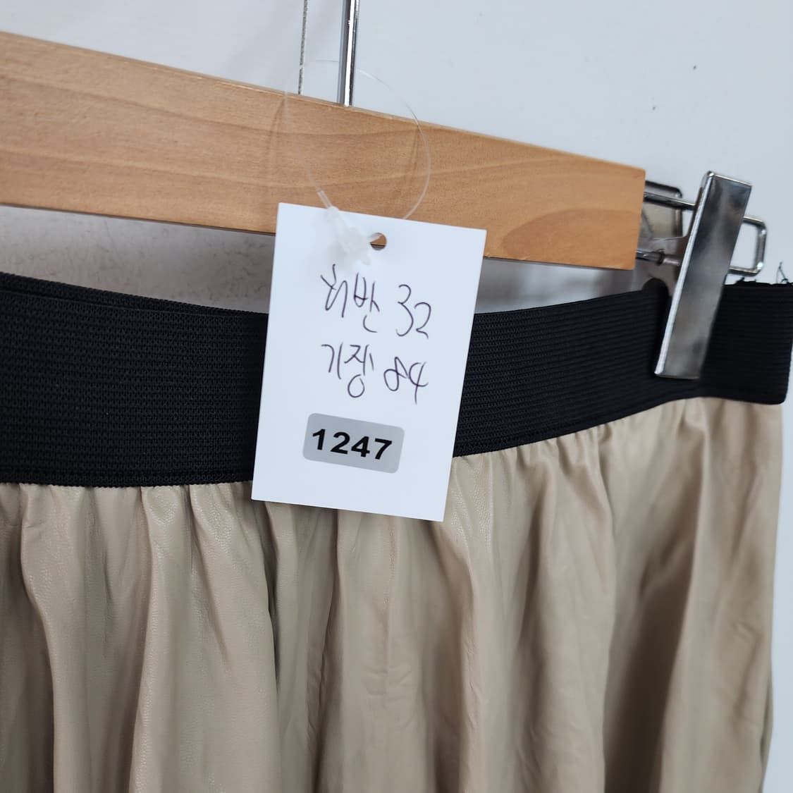 레이스 배색 베이지 레더 롱 스커트 상품이미지6