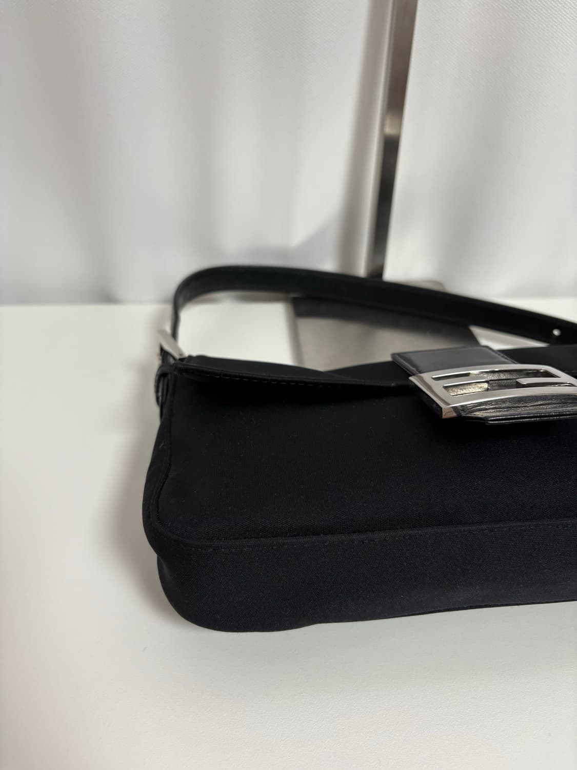 펜디 나일론 바게트백 블랙 상품이미지4