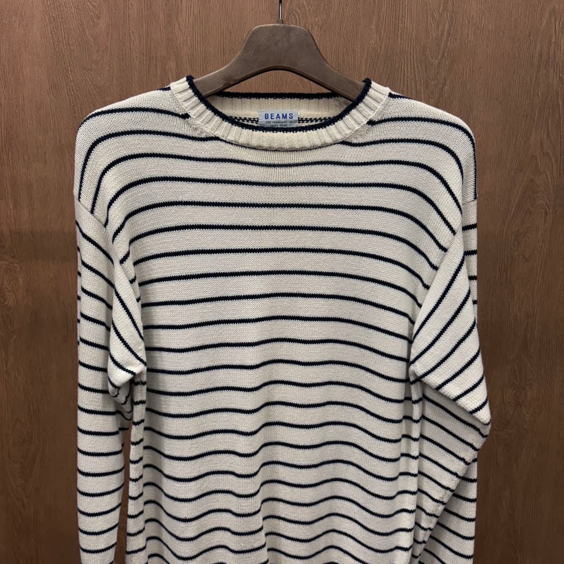 빔즈 코튼 라운드넥 긴팔 니트 스트라이프 패턴 디테일 레귤러핏 아이보리 상품이미지4