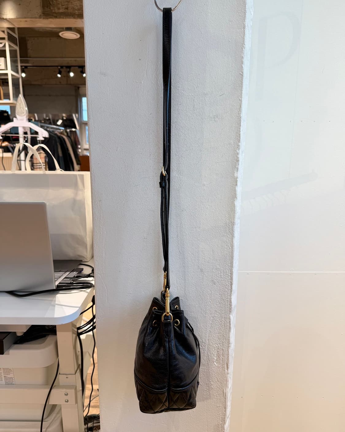 미우미우 블랙 나파 마테라쎄 버킷 숄더백  상품이미지4