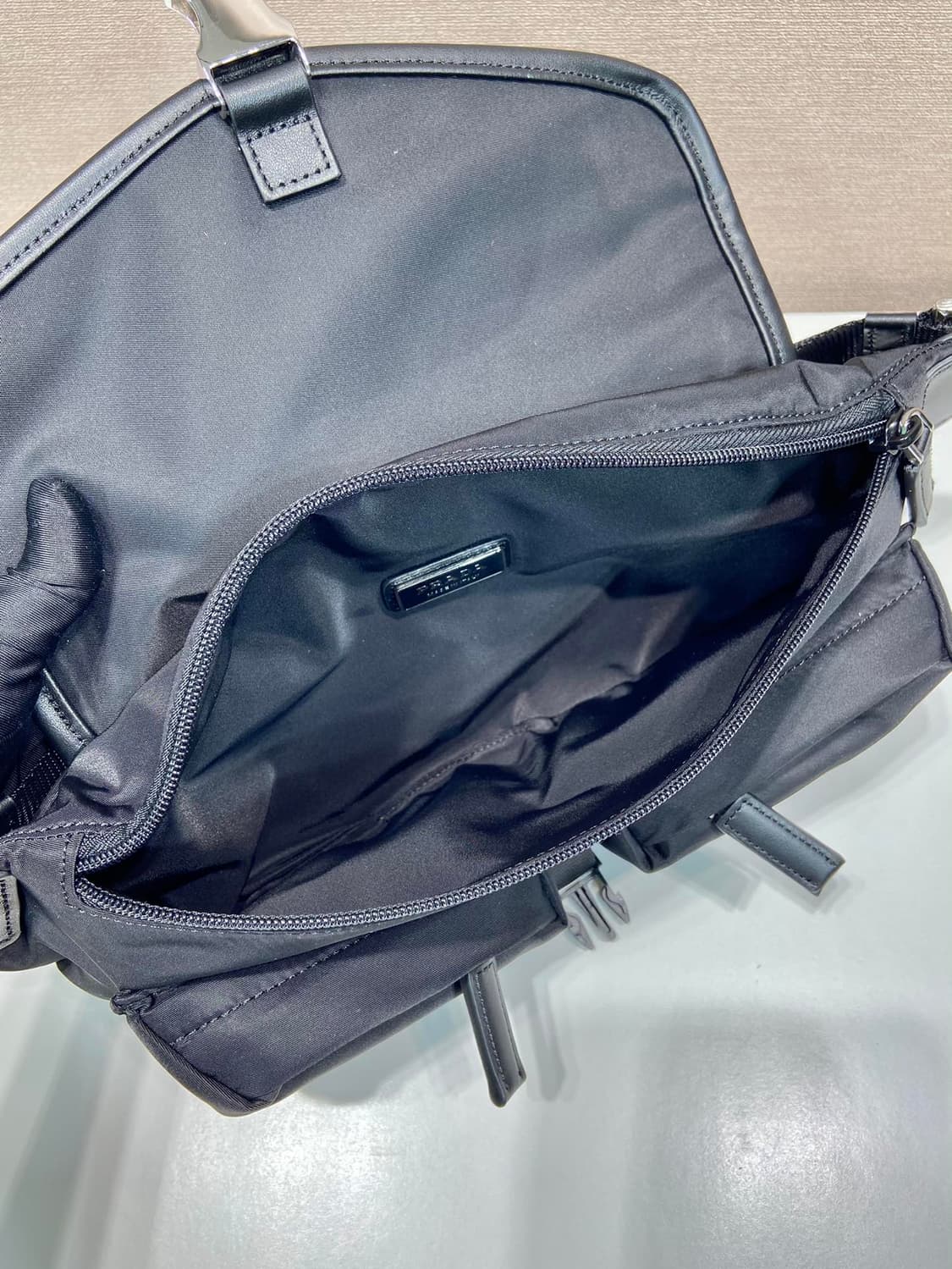 프라다 리나일론 레더 숄더백 블랙 상품이미지5