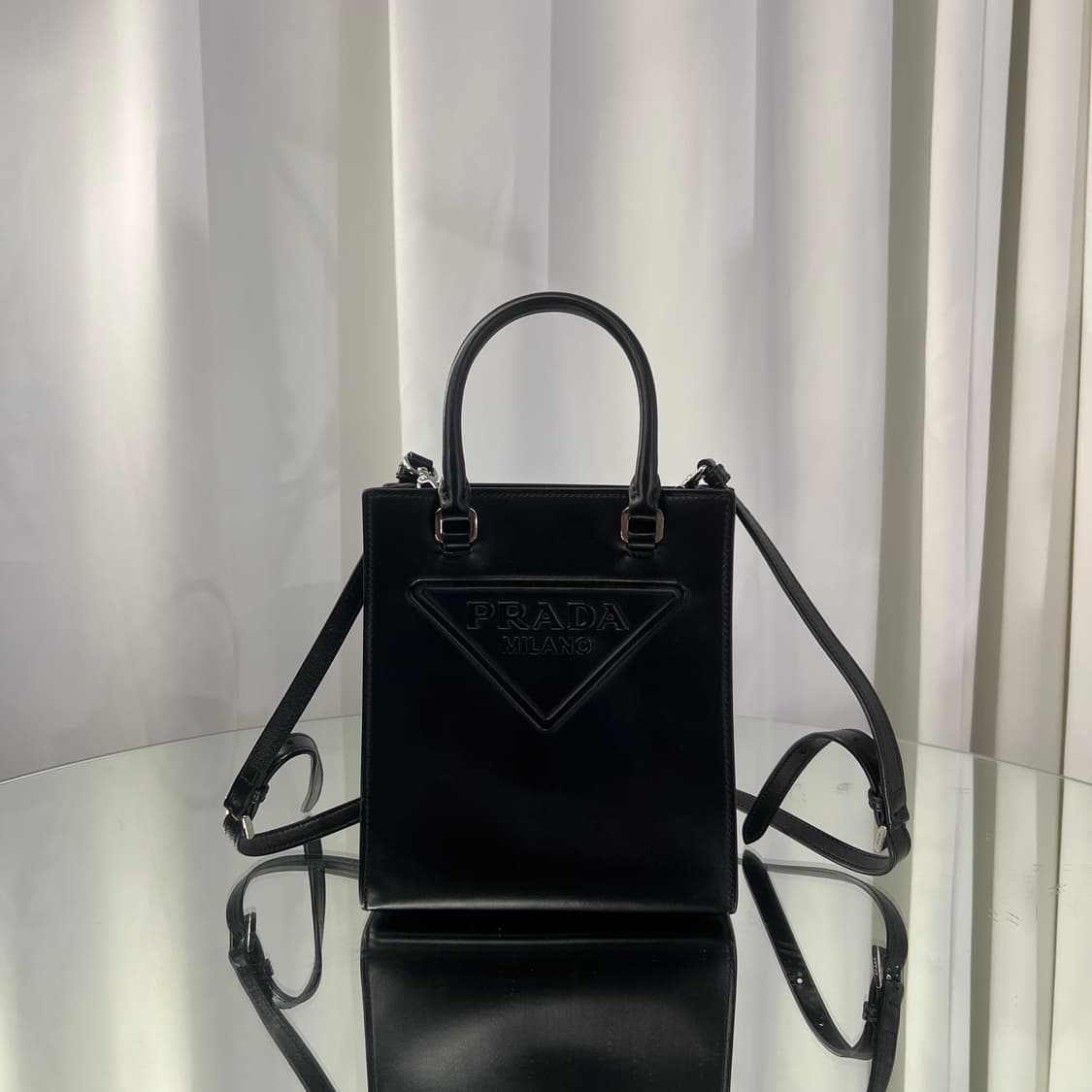 프라다 엠보싱 삼각로고 미니 토트백 상품이미지1