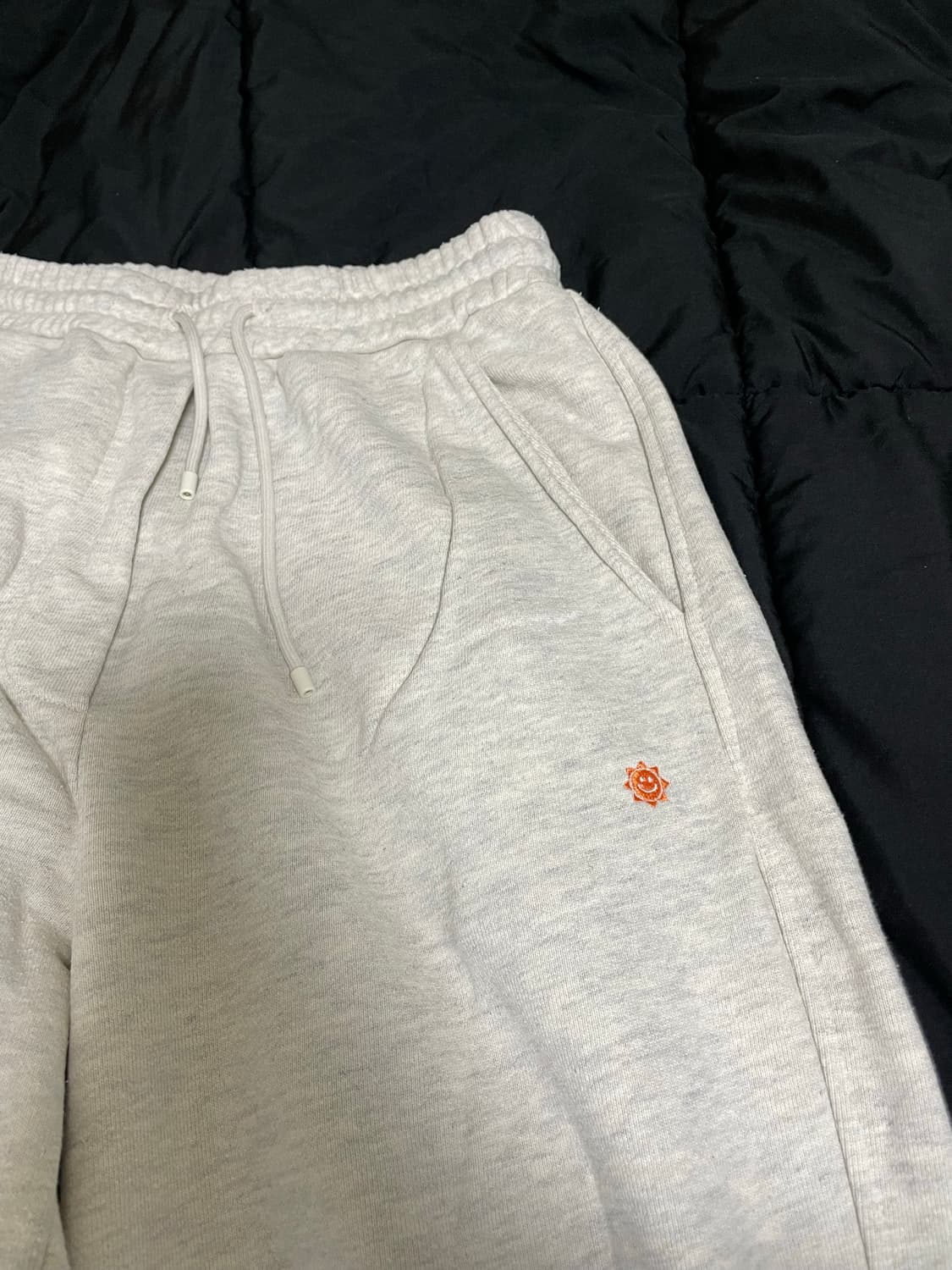 아모멘토 X 먼데이모닝마켓 콜라보 스웻팬츠 판매합니다. 상품이미지1