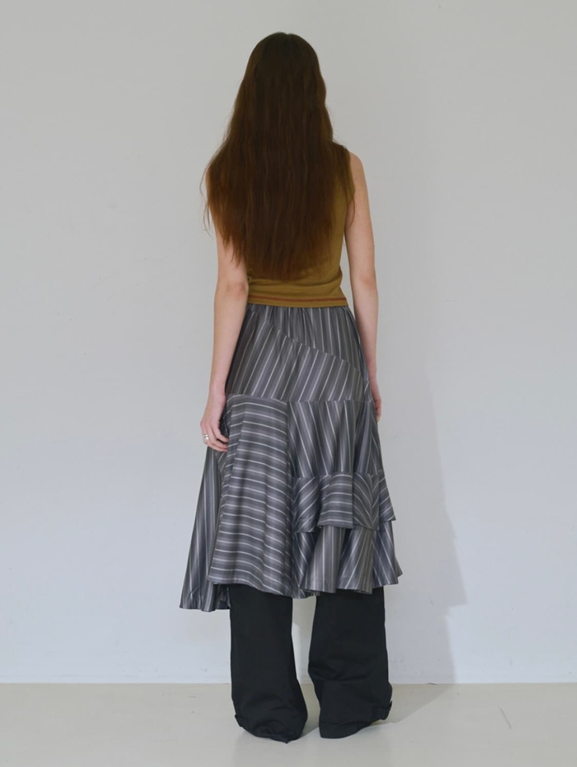 밀로우먼 어시메트릭 스트라이프 미디 스커트 F (차콜) 상품이미지3