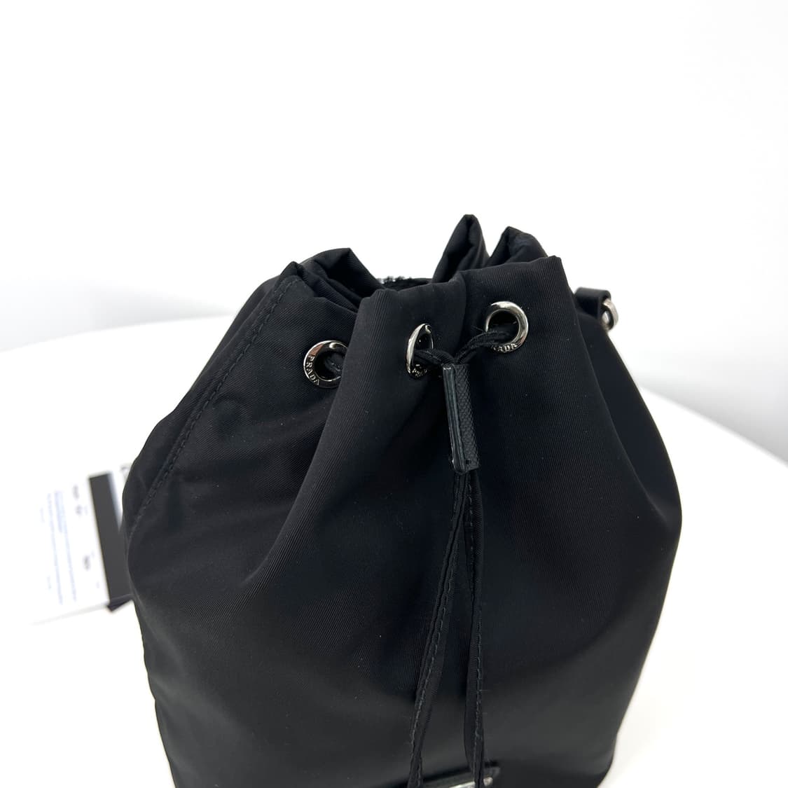 프라다 나일론 삼각로고 버킷 파우치 블랙 (1NE369) 상품이미지4