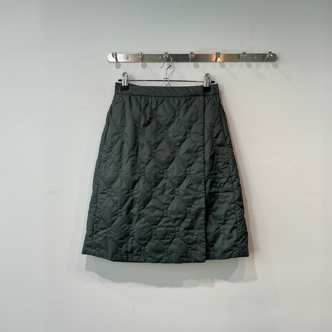 카키 패디드 랩 스커트 상품이미지3