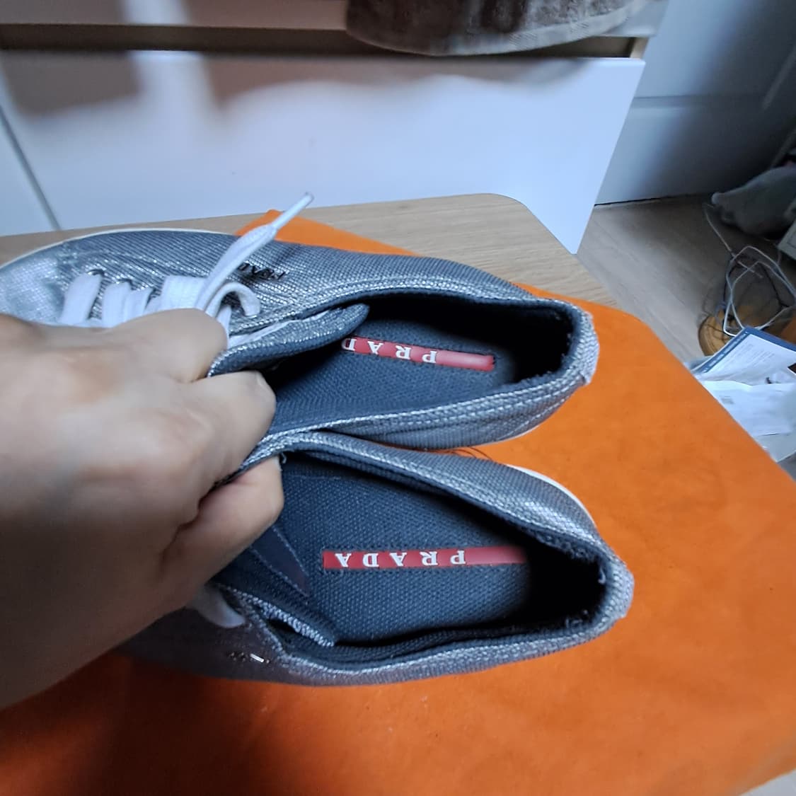 정품 프라다 여성 실버 스니커즈 36.5(230~235) 상품이미지8