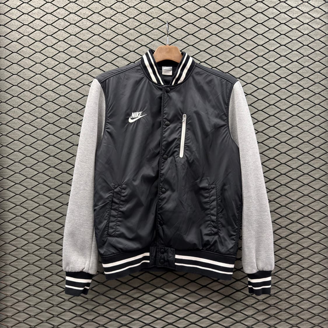 나이키 스타디움 바시티자켓 스몰포켓 디테일 블랙 상품이미지2