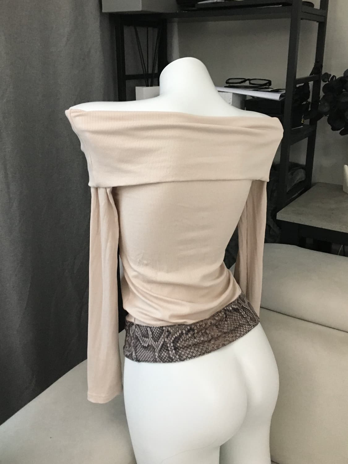 ༒ cross print off-shoulder tee 상품이미지3