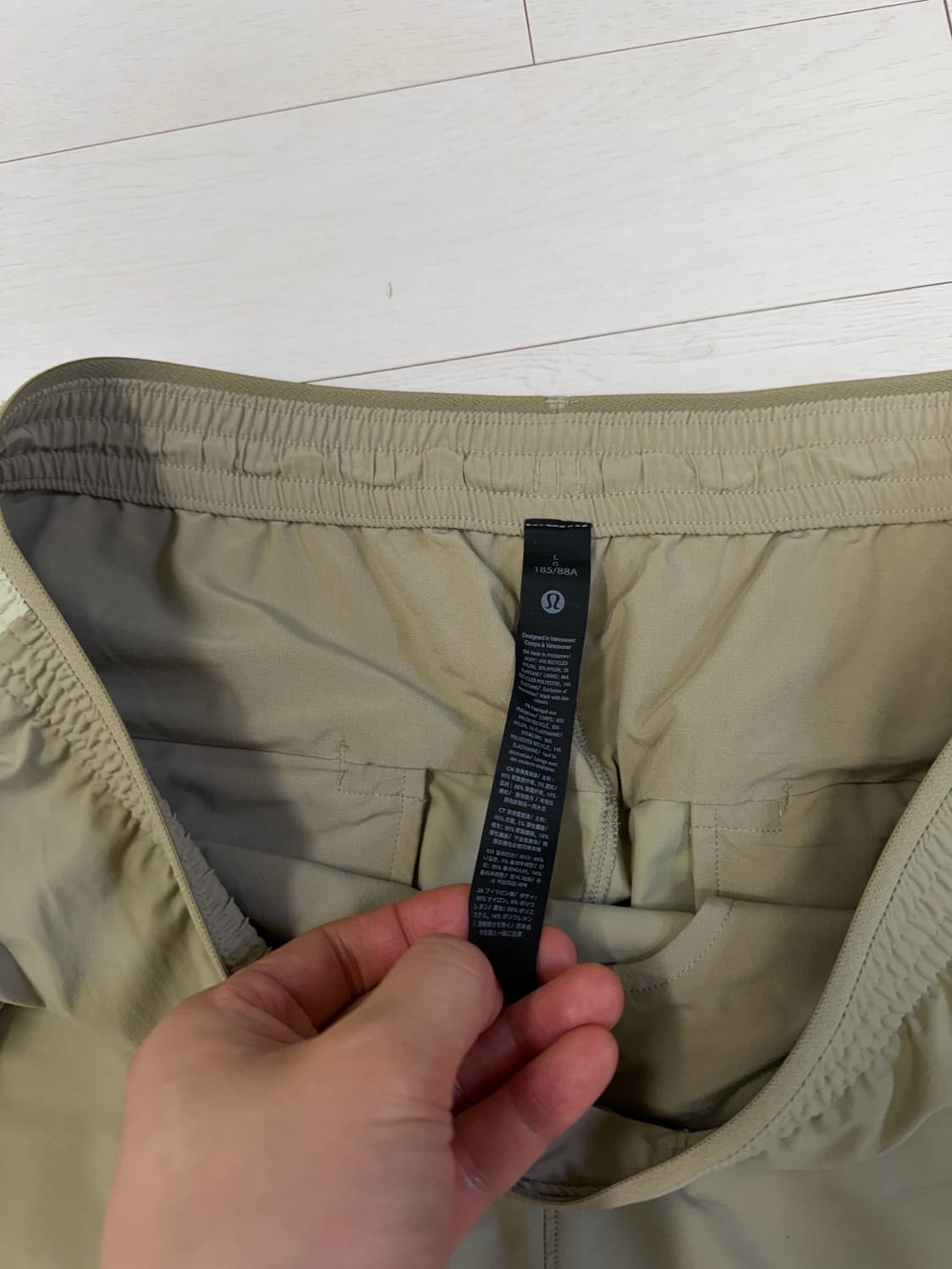룰루레몬 남성 골프 바지 L사이즈입니다. 카키색 바지에 옆 라인 따라 흰 상품이미지4