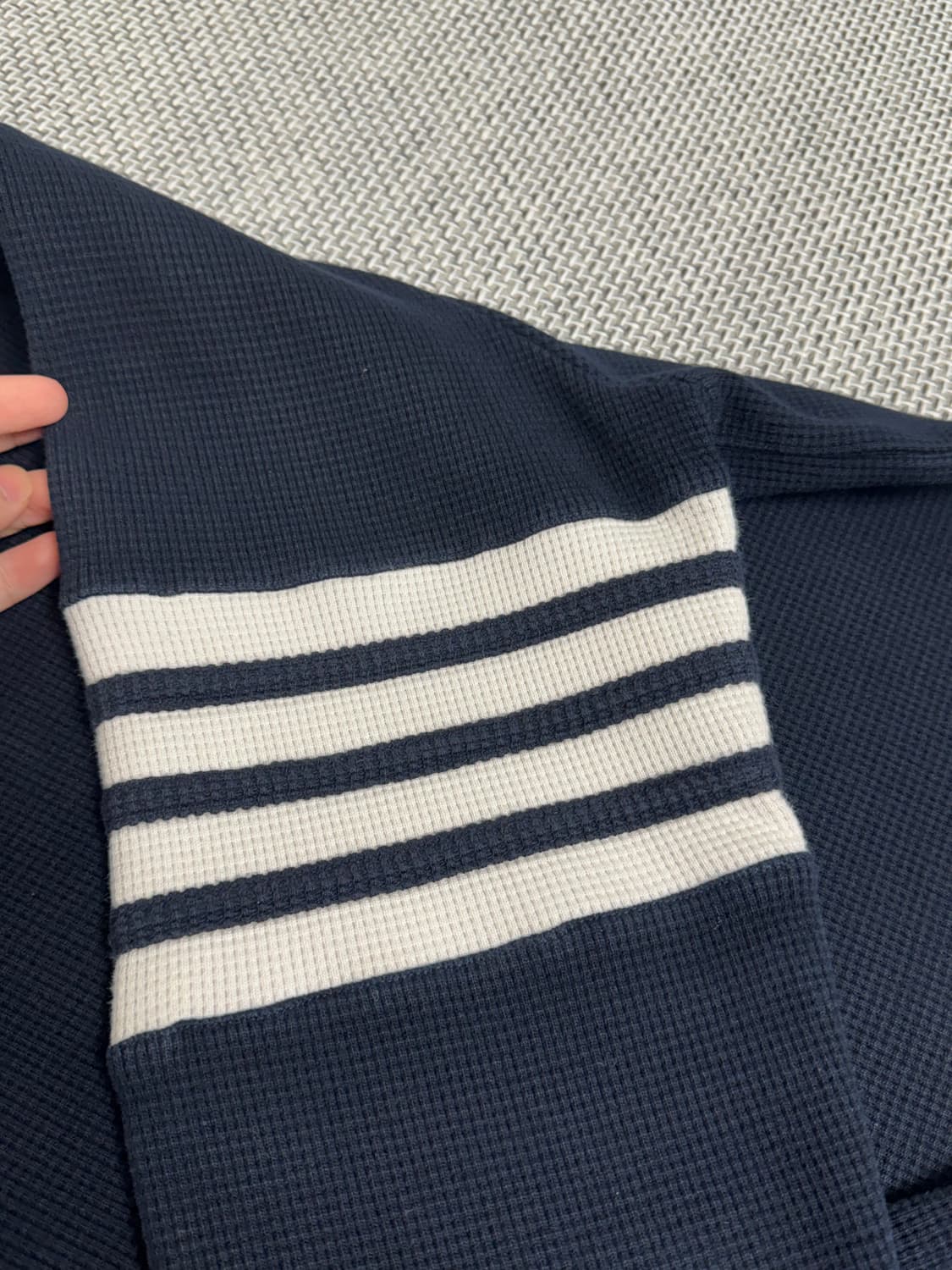 톰브라운 와플 니트 래글런 맨투맨  상품이미지4