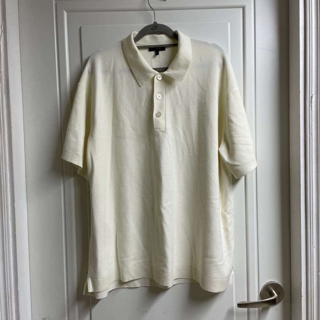 아이보리 색상의 띠어리 반팔 니트 상품이미지1