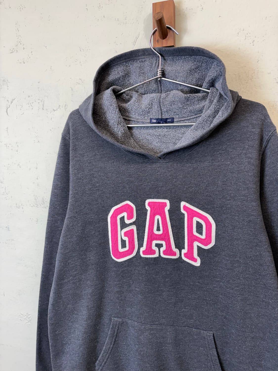 GAP 갭 핑크로고 후드티 차콜 상품이미지4