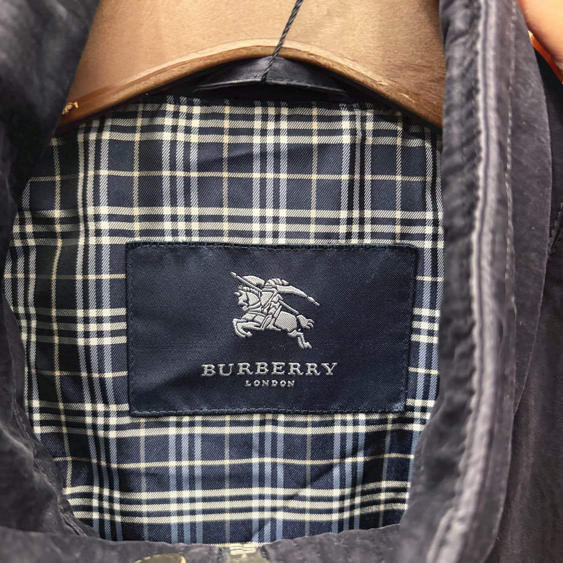 버버리 런던 캐주얼 재킷 히든 플래킷 스티치 라인 스트랩 디테일 네이비 상품이미지7