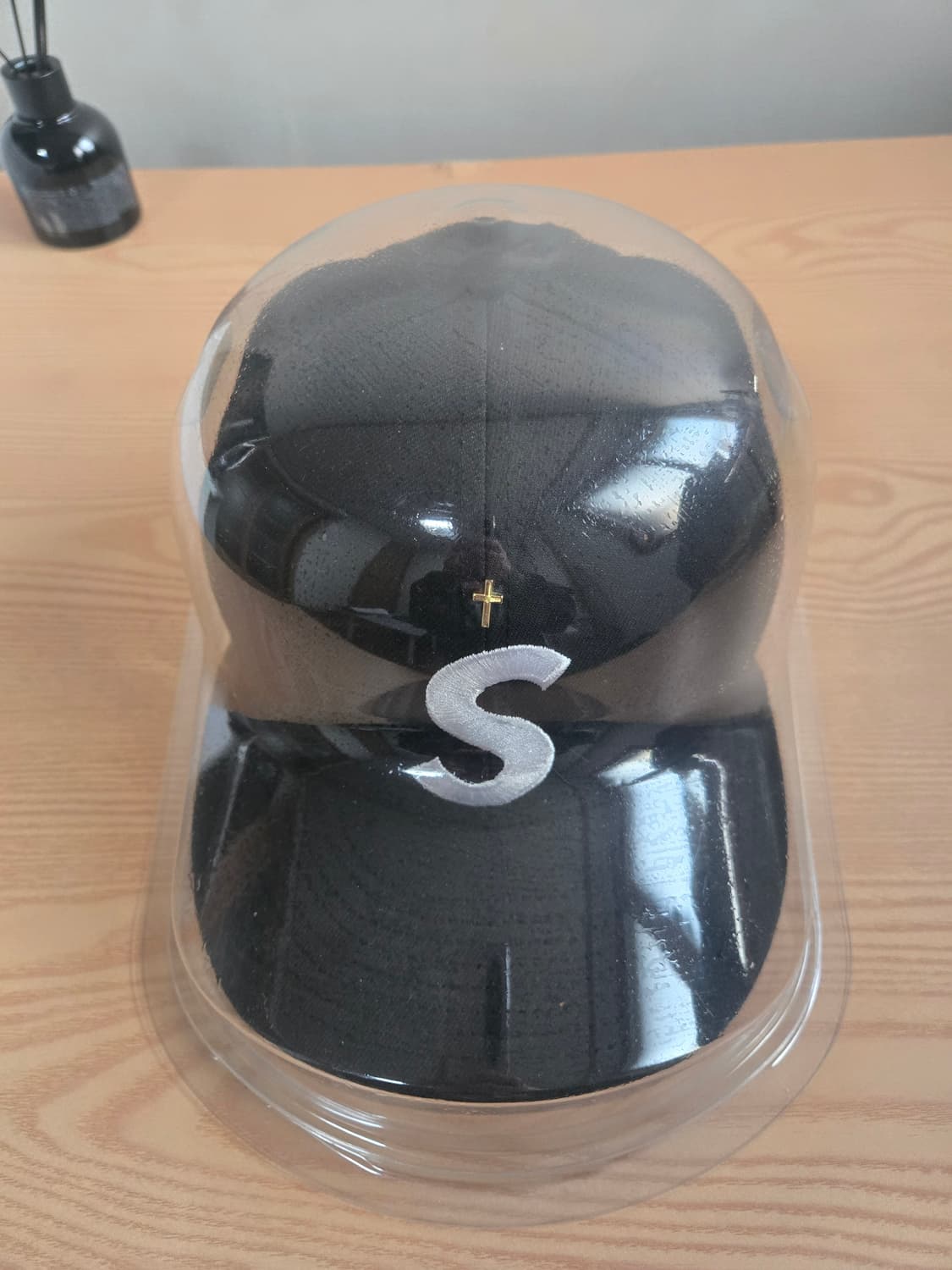 슈프림 골드 크로스 S 로고 뉴에라 블랙 714 상품이미지4