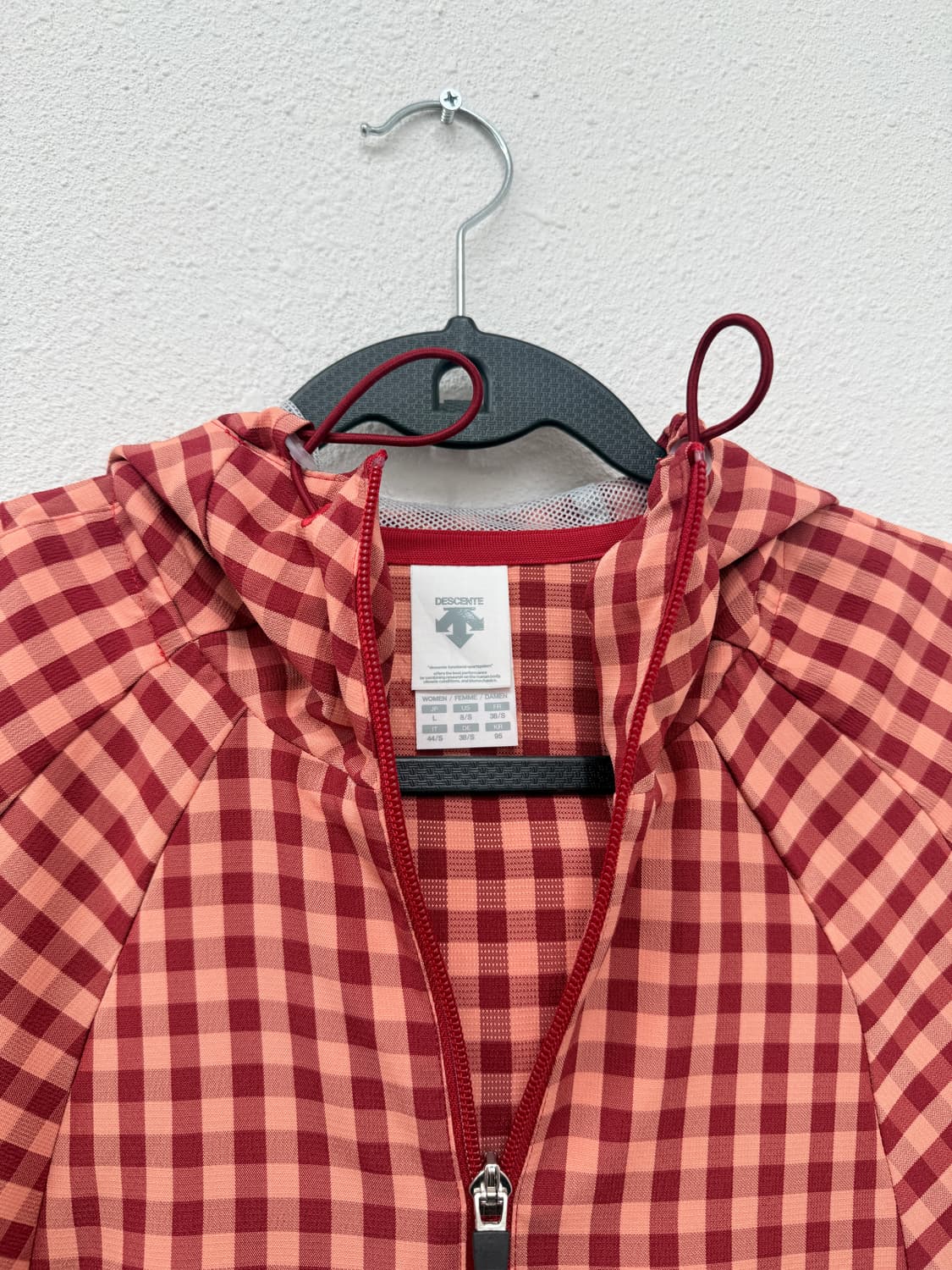 데상트 깅엄체크 후드 바람막이 상품이미지4