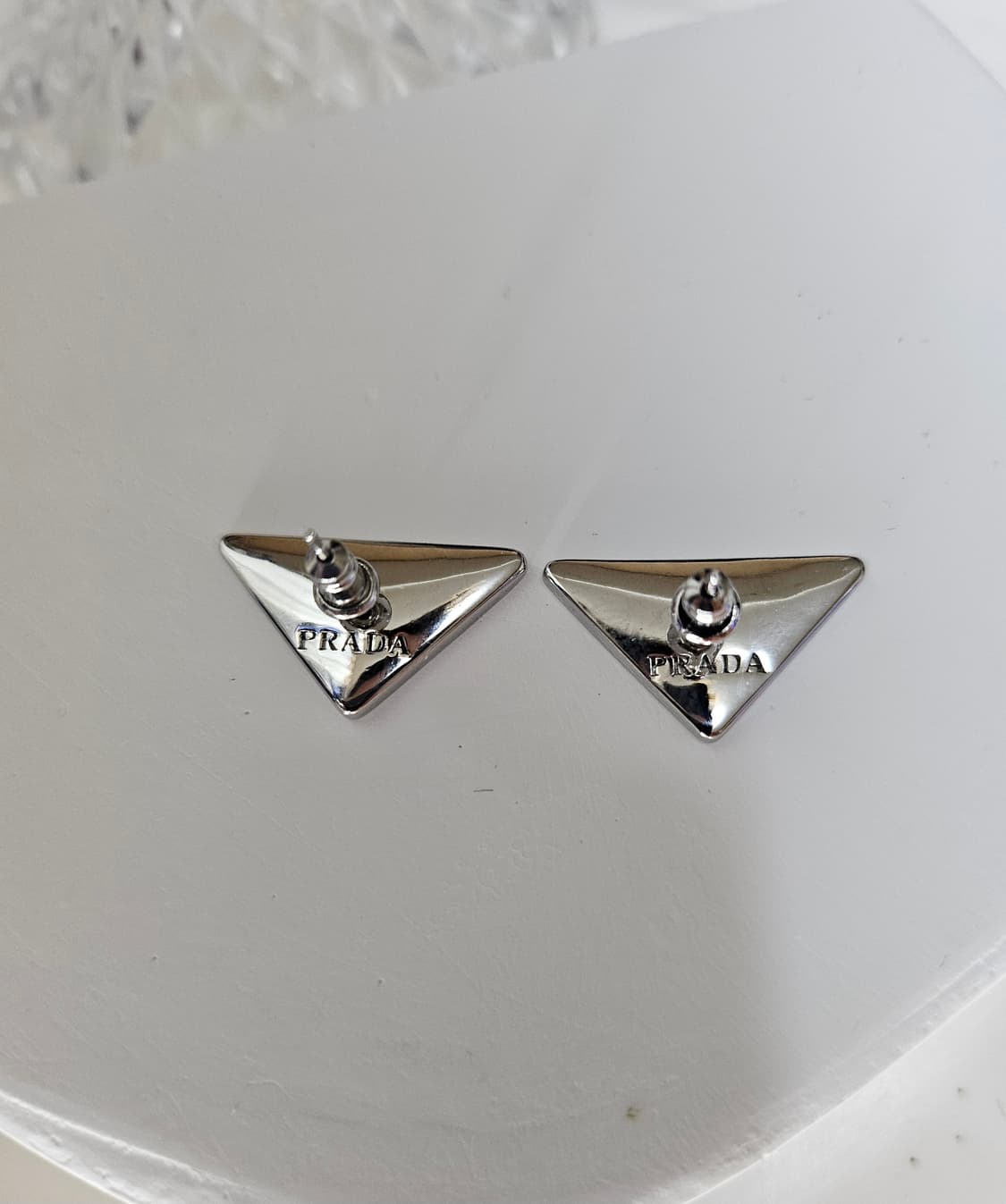 프라다 업사이클링 삼각로고 귀걸이 화이트 상품이미지3