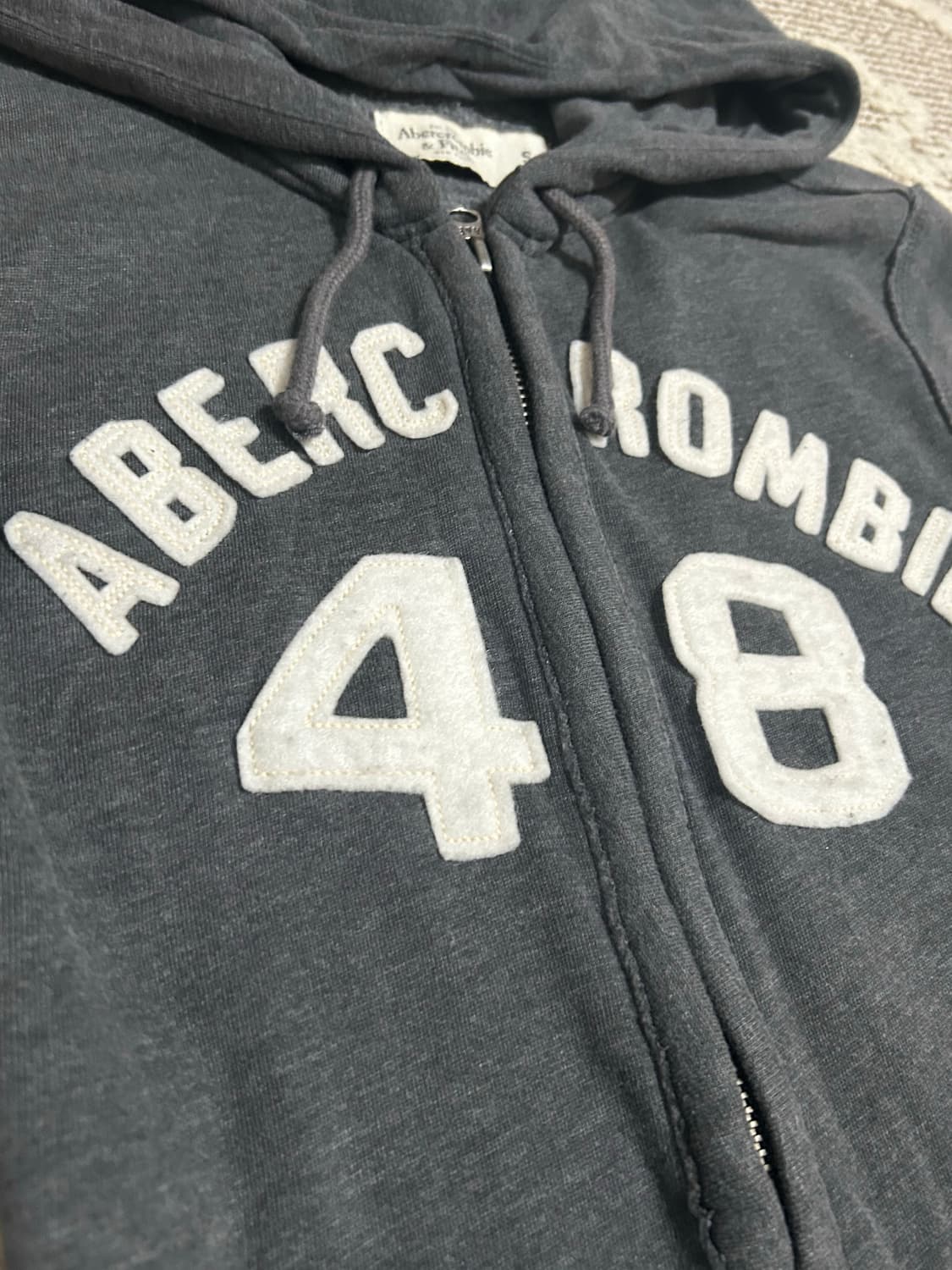 아베크롬비 라운드로고 진그레이 차콜 후드집업 촤르르재질 상품이미지2
