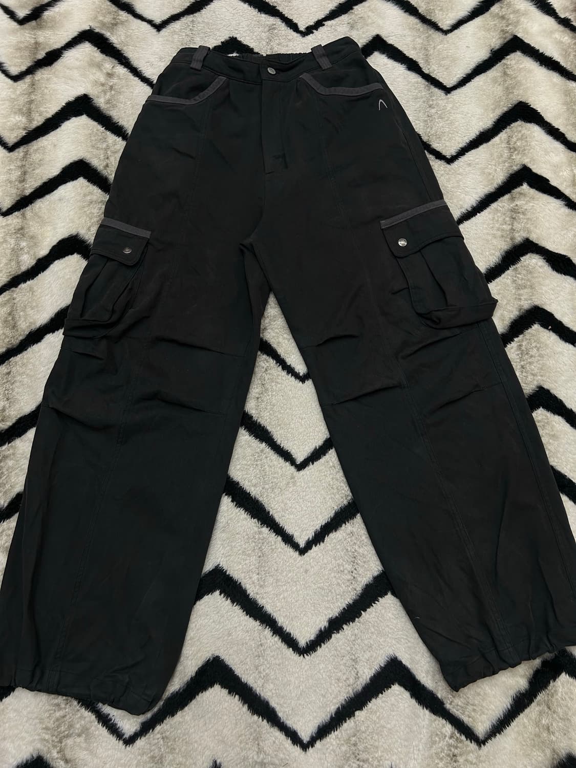 [2]아캄 Knee 핀턱 콘트라스트 카고 팬츠/블랙 상품이미지4