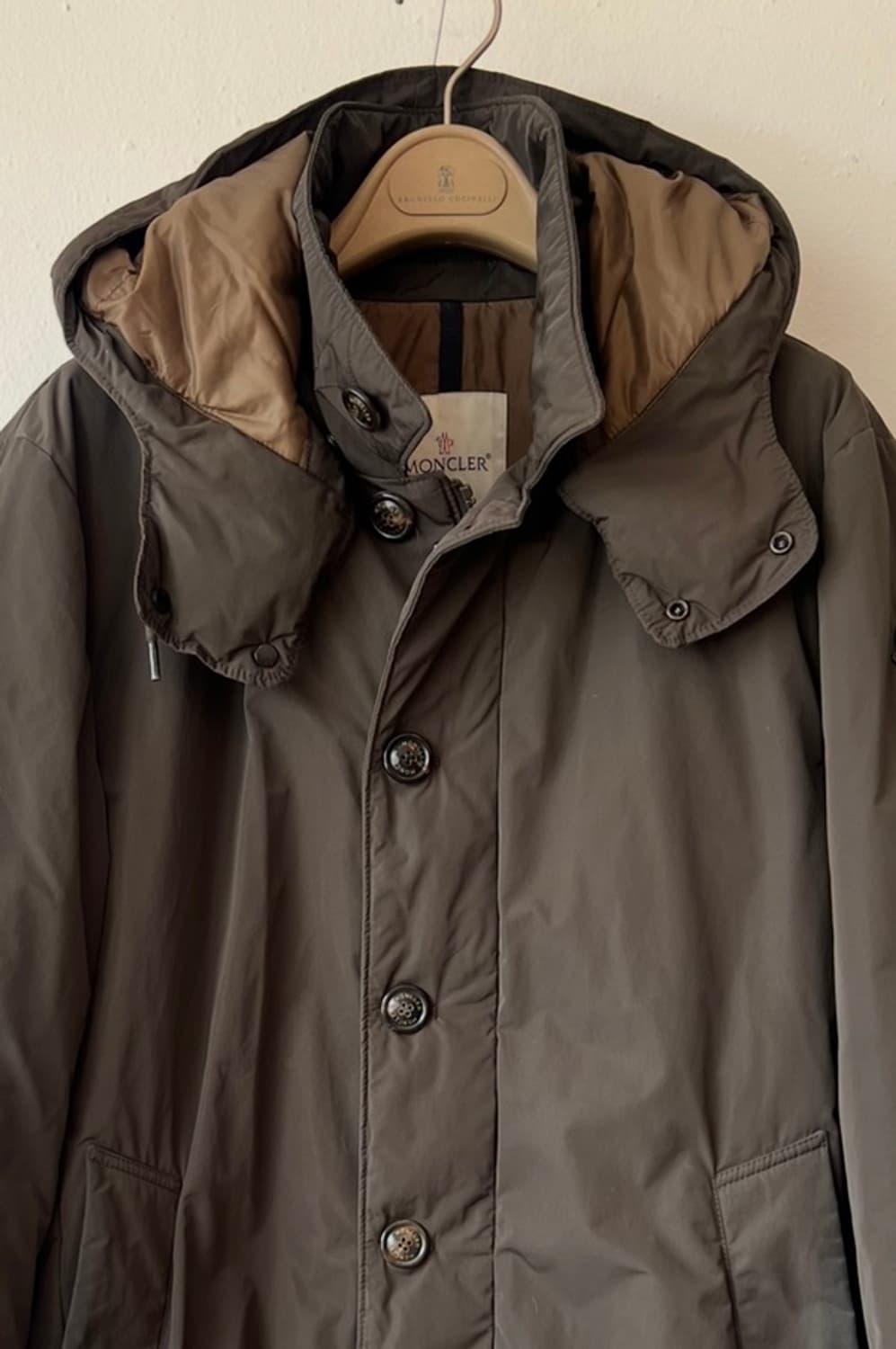 몽클레어 남성 카키 구스다운 후드패딩점퍼

 상품이미지2