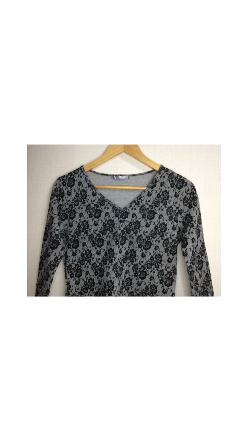 빈티지 블랙 플라워 브이넥 셔링 티셔츠 상품이미지2