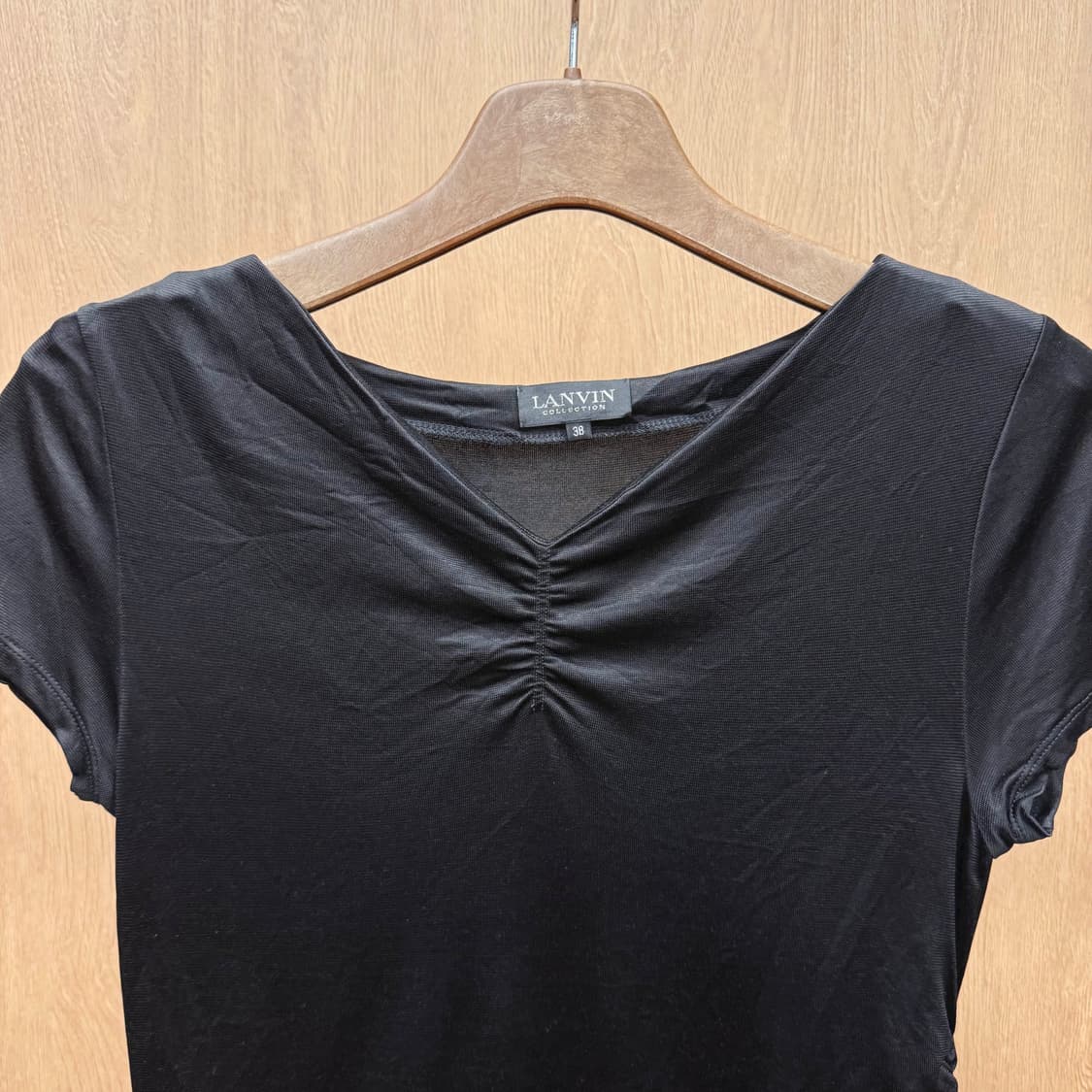 랑방 컬렉션 브이넥 반팔 티셔츠 허리 라인 넥라인 셔링 디테일 블랙 상품이미지4
