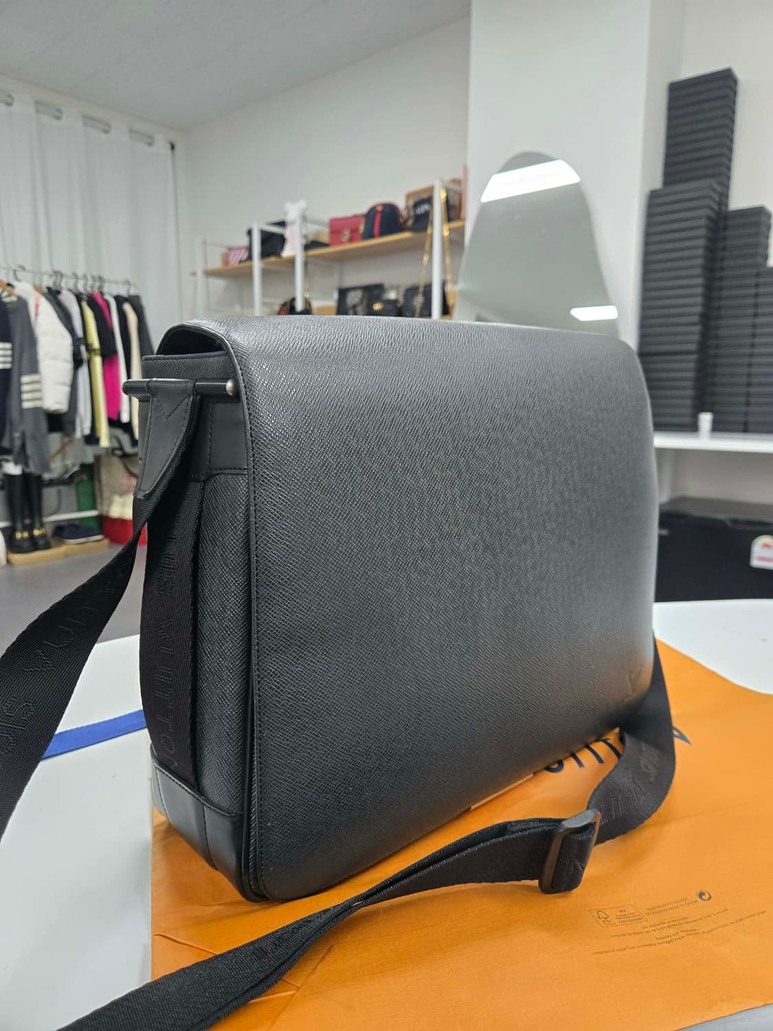 [50%세일] 루이비통 타이거 디스트릭트 숄더백 상품이미지1