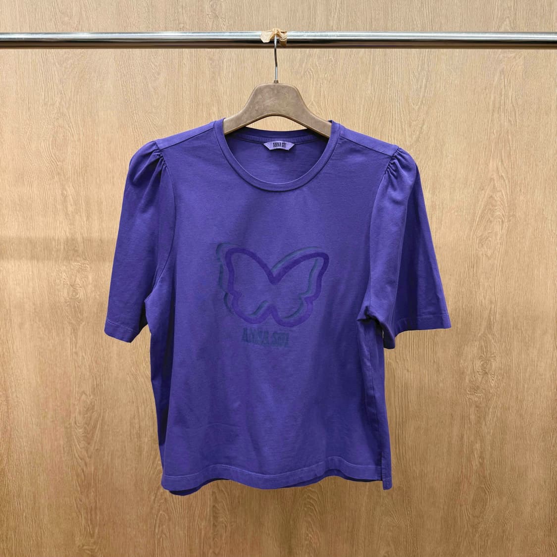 안나수이 퍼프 소매 반팔 티셔츠 나비 로고 디테일 바이올렛 상품이미지2