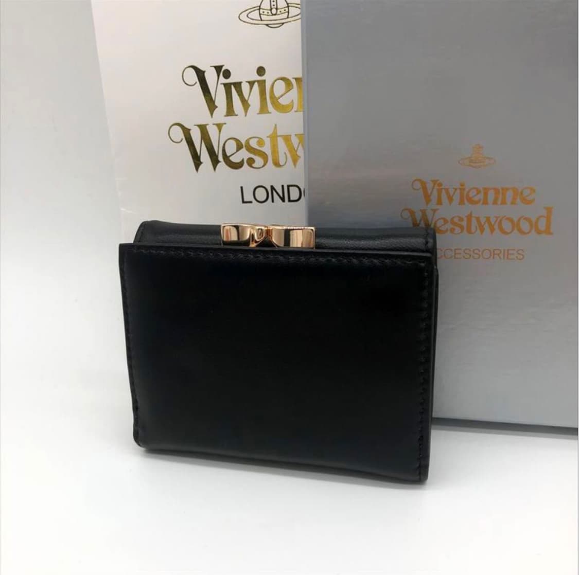 비비안웨스트우드 아카이브 앰보싱 orb 블렉 레더 하프월렛 반지갑 상품이미지4