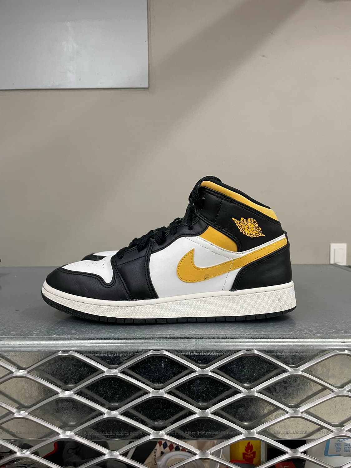 나이키 에어 조던 1 미드 폴른 250 상품이미지1