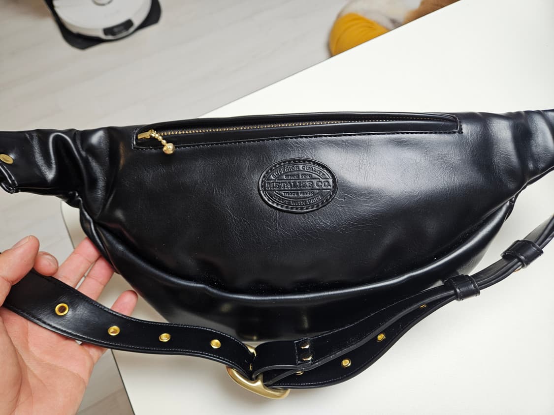 메탈라이즈 퀄팅 가죽 슬링백 블랙 할리 가방 상품이미지3