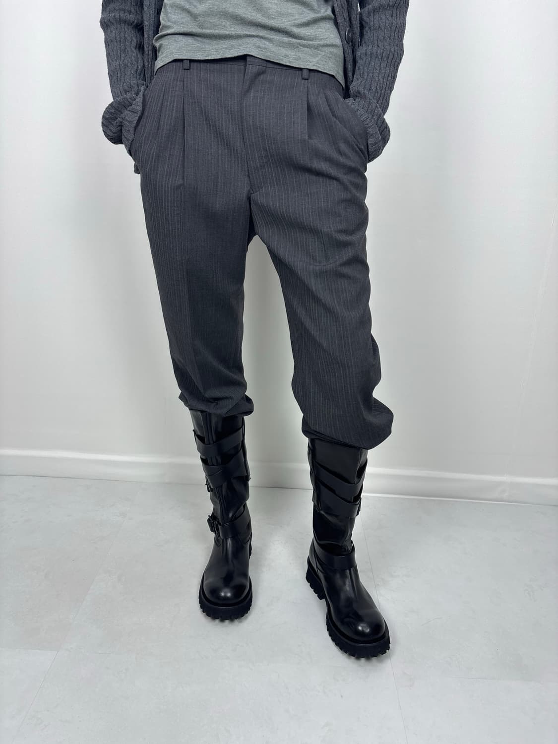 CHARCOAL STRIPE LOW SLACKS 상품이미지1