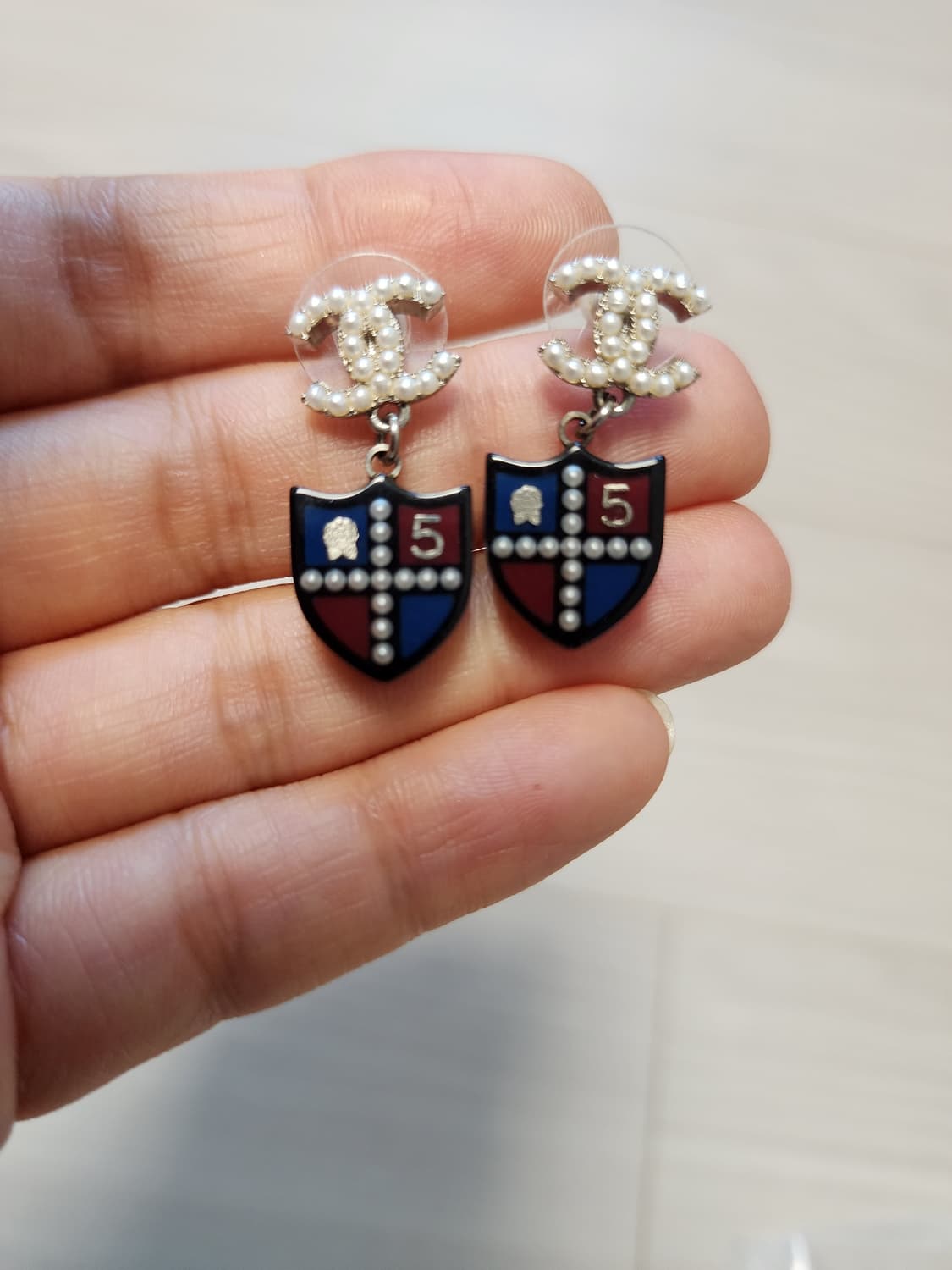 샤넬 CC로고 방패 드롭 귀걸이  상품이미지3