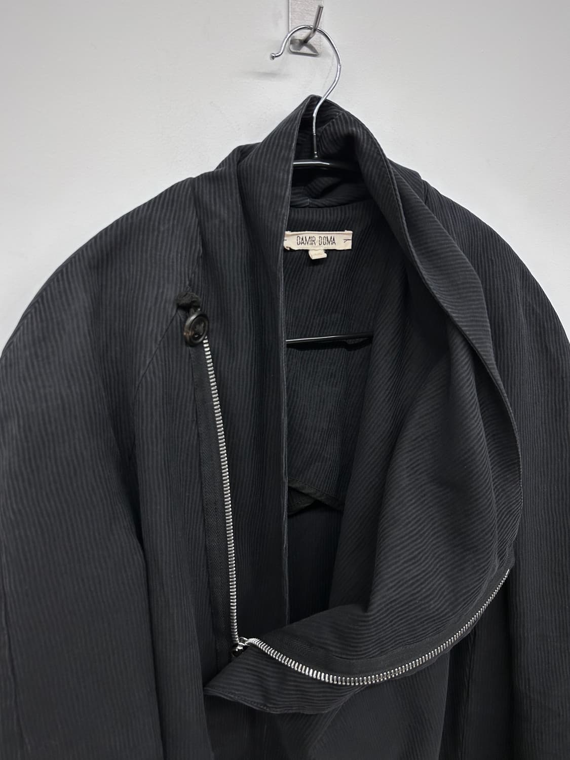 다미르도마 09fw 비대칭 하이넥 코트 상품이미지6