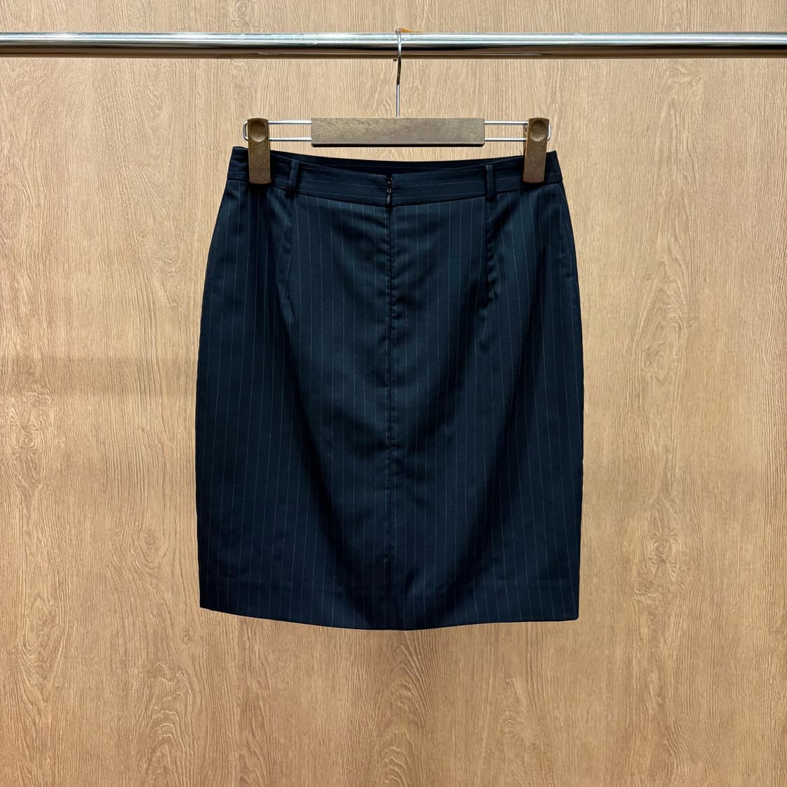 시스템 미디 스커트 스트라이프 패턴 하이웨스트 디테일 심플 블랙 상품이미지3