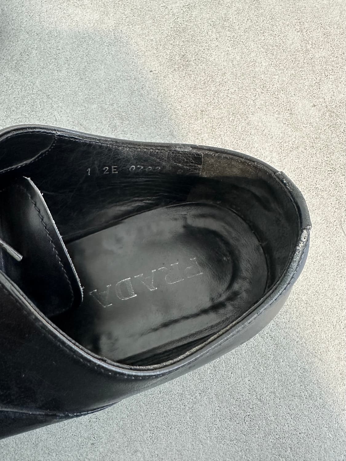 프라다 스퀘어토 블랙 레더 더비슈즈 상품이미지5